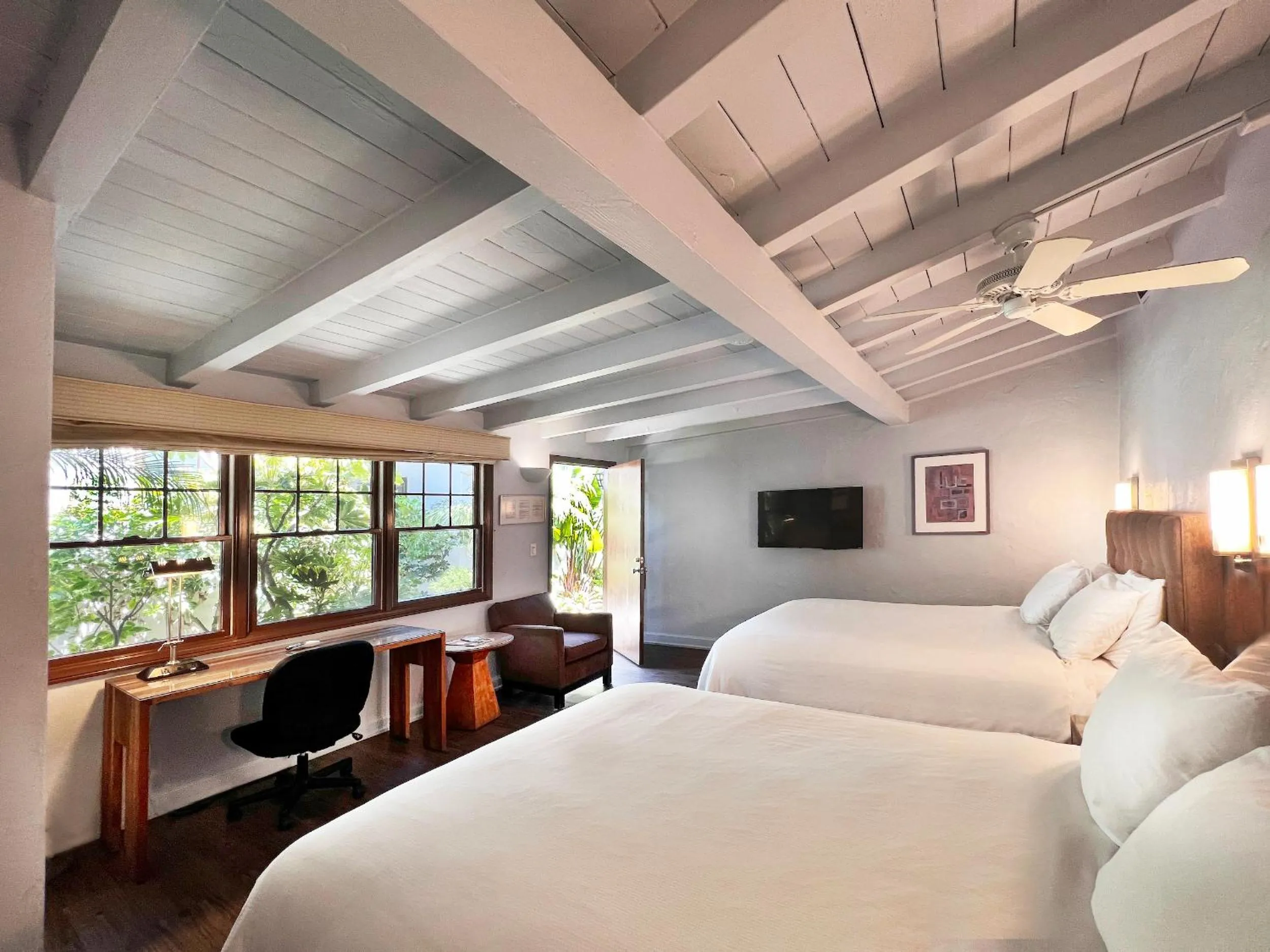 Property building, Bed in Casa Del Mar Inn