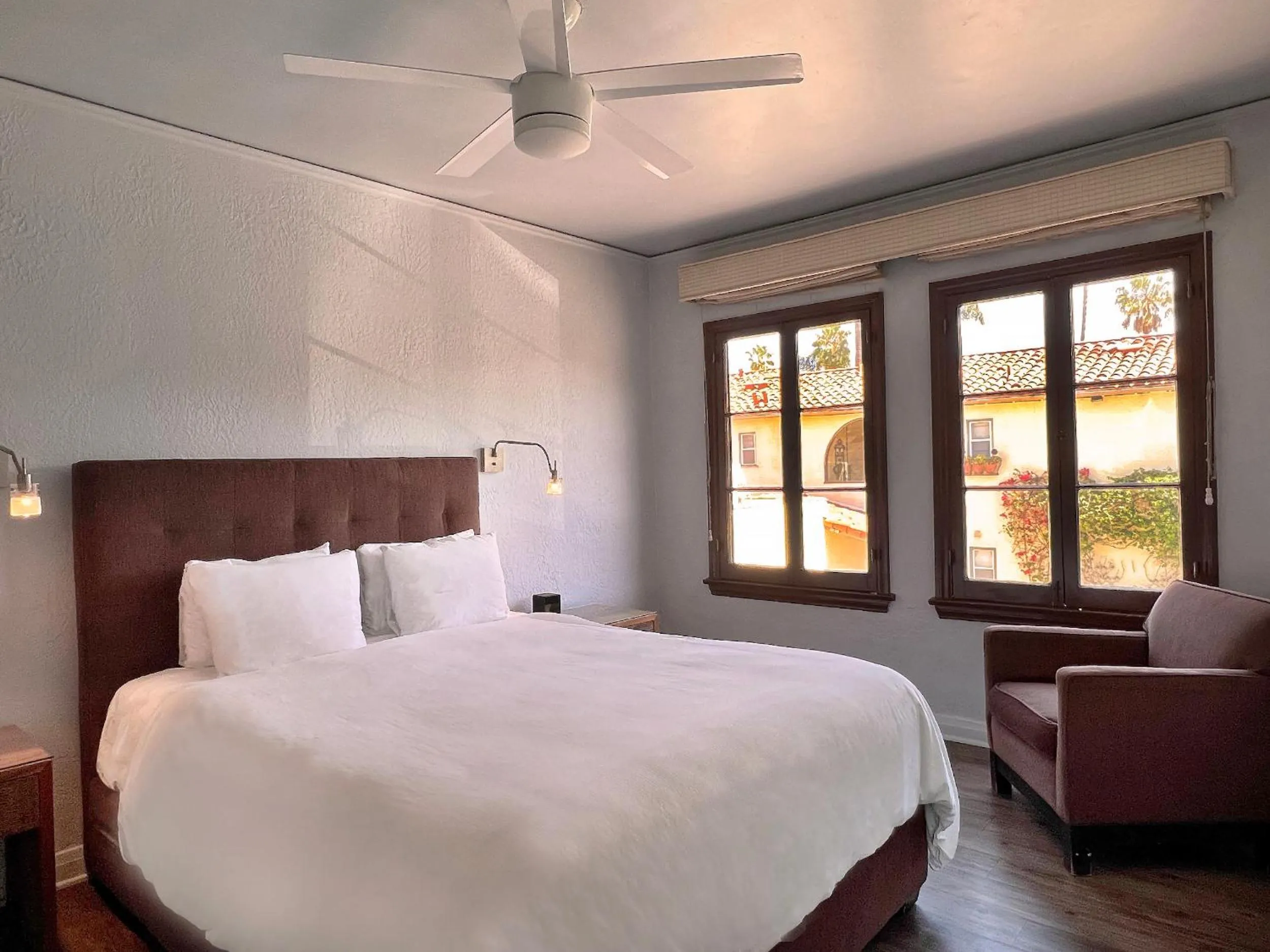 Bed in Casa Del Mar Inn