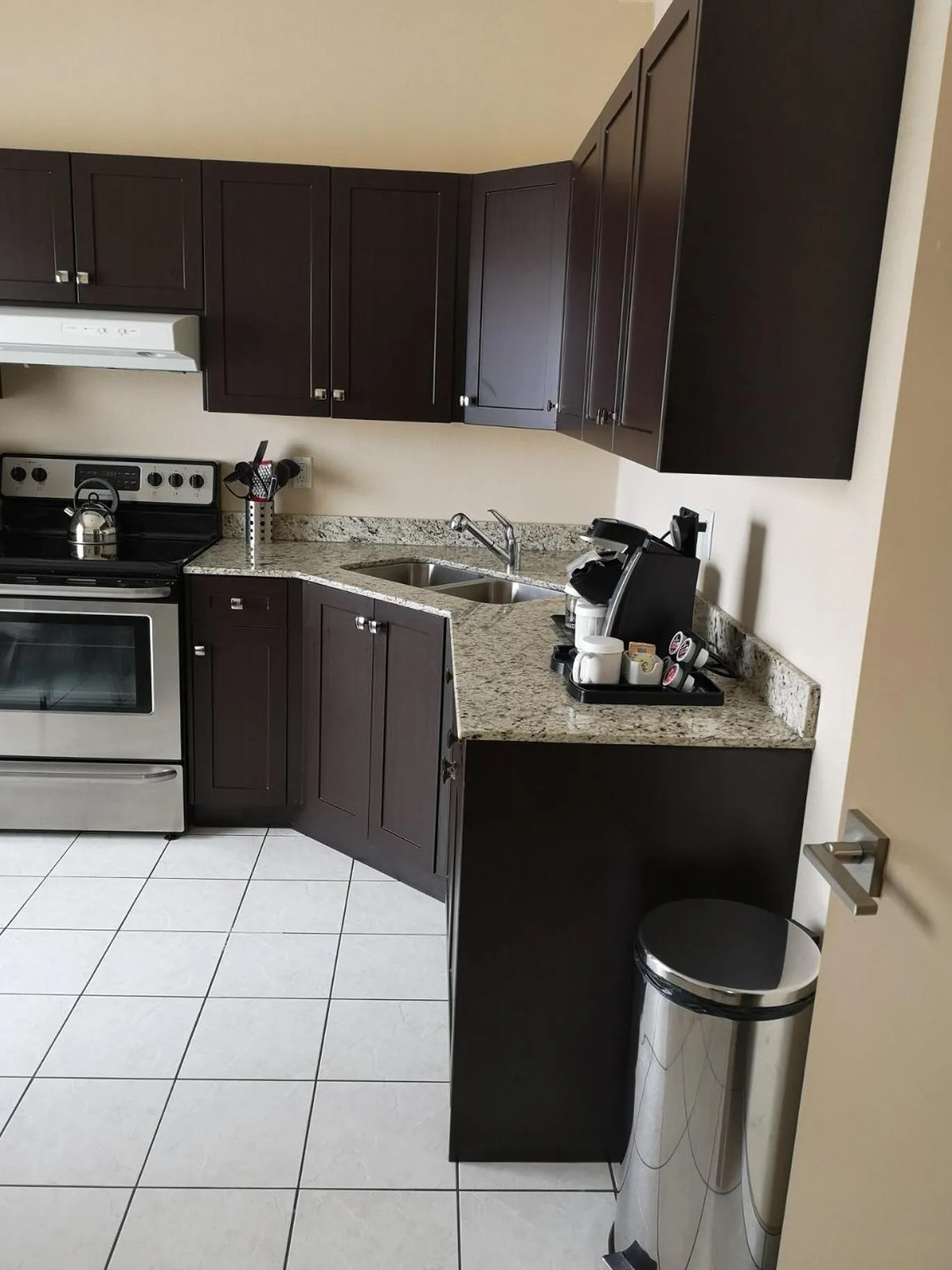 Kitchen or kitchenette in Best Western Plus Red Deer Inn & Suite