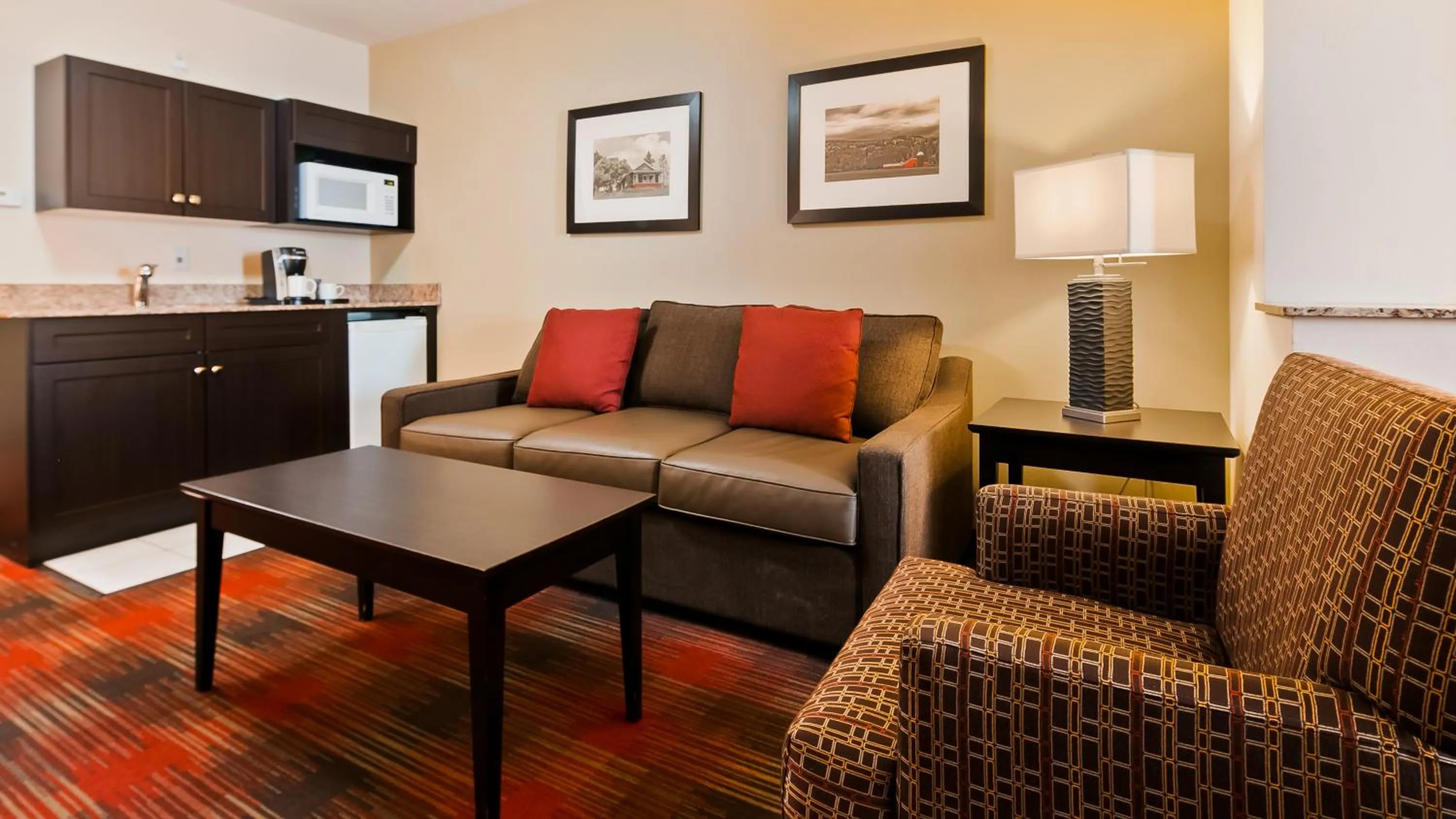 Living room in Best Western Plus Red Deer Inn & Suite