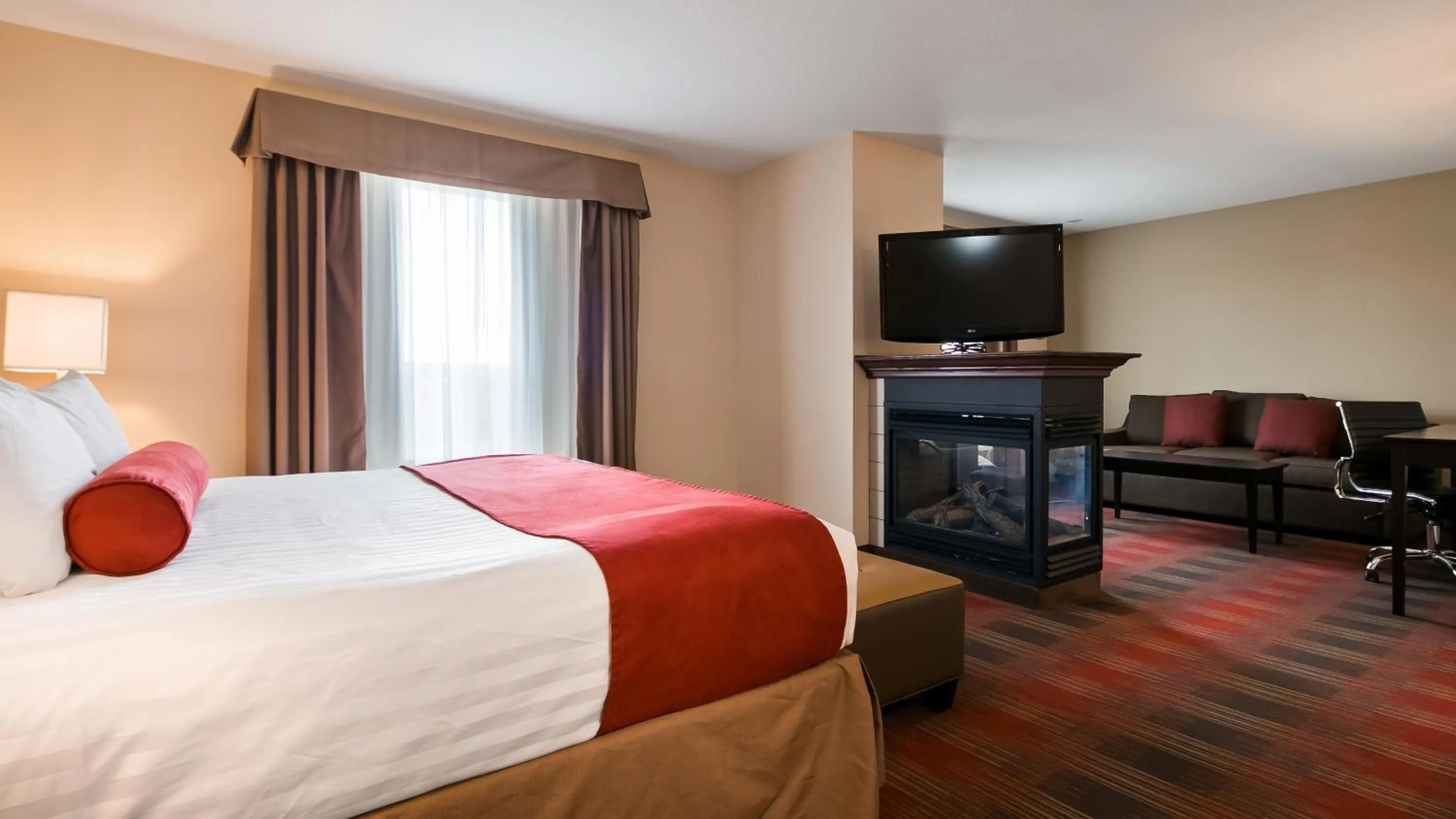 Seating area, Bed in Best Western Plus Red Deer Inn & Suite