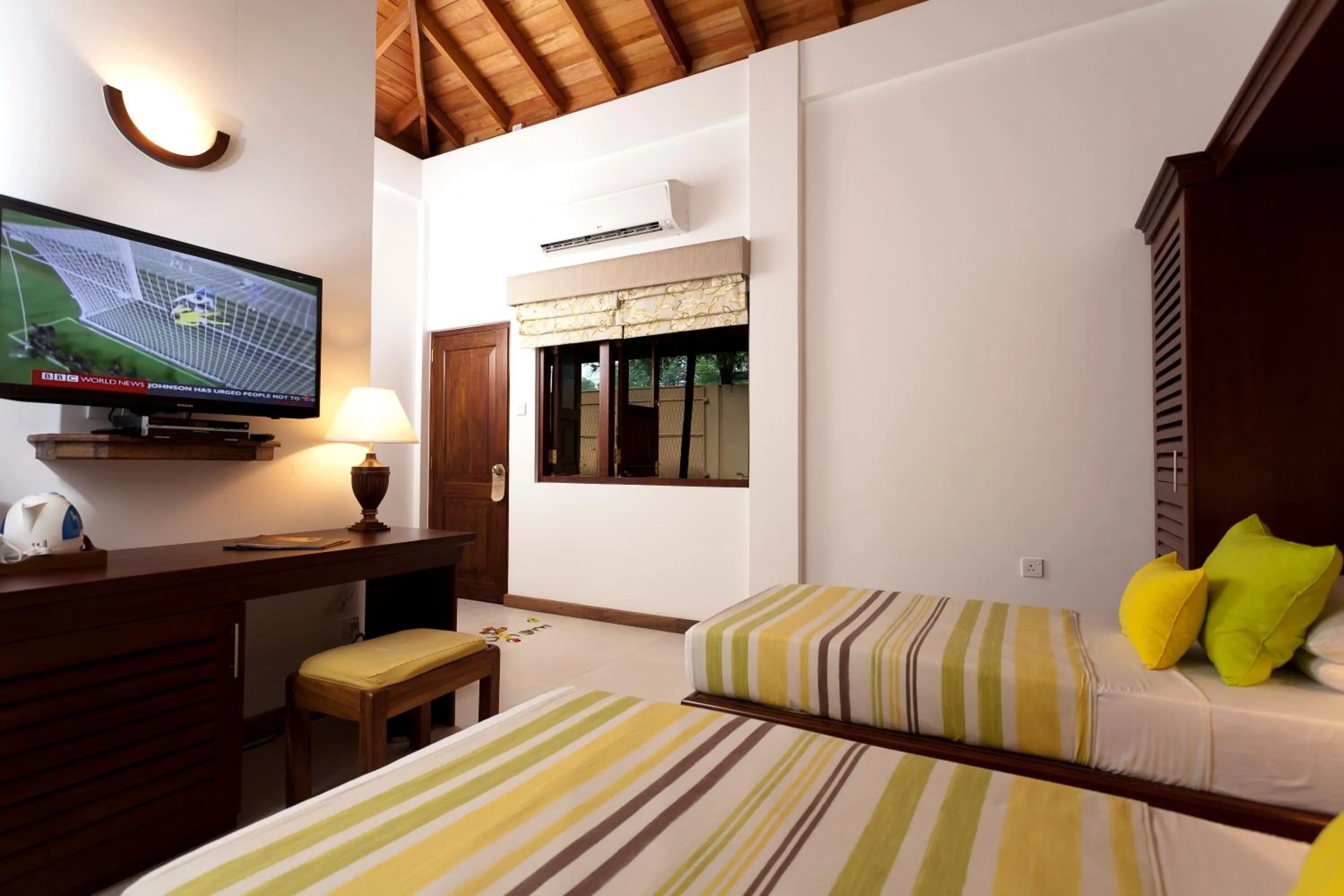 Photo of the whole room, Bed in Amaya Lake Dambulla