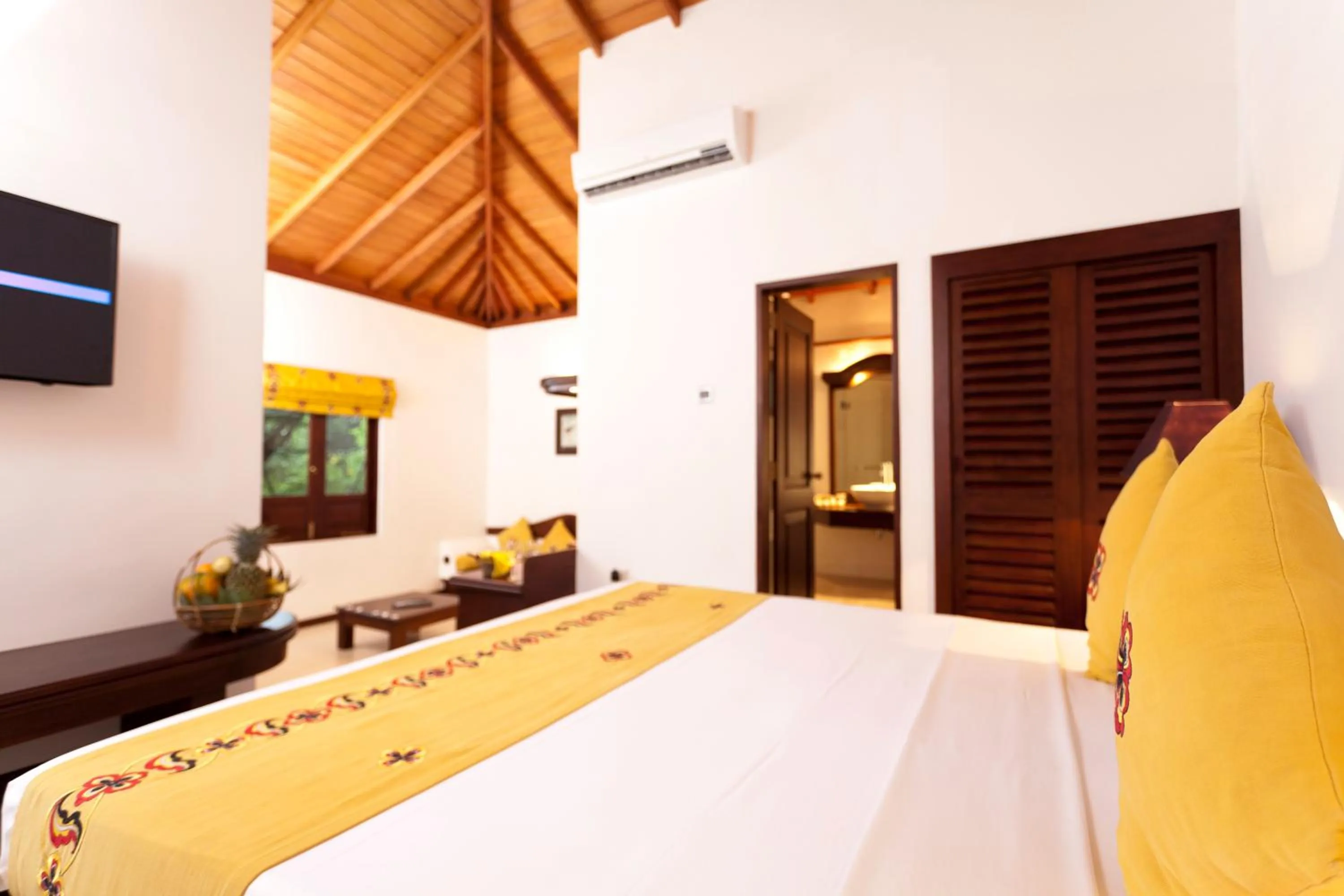 Bed in Amaya Lake Dambulla