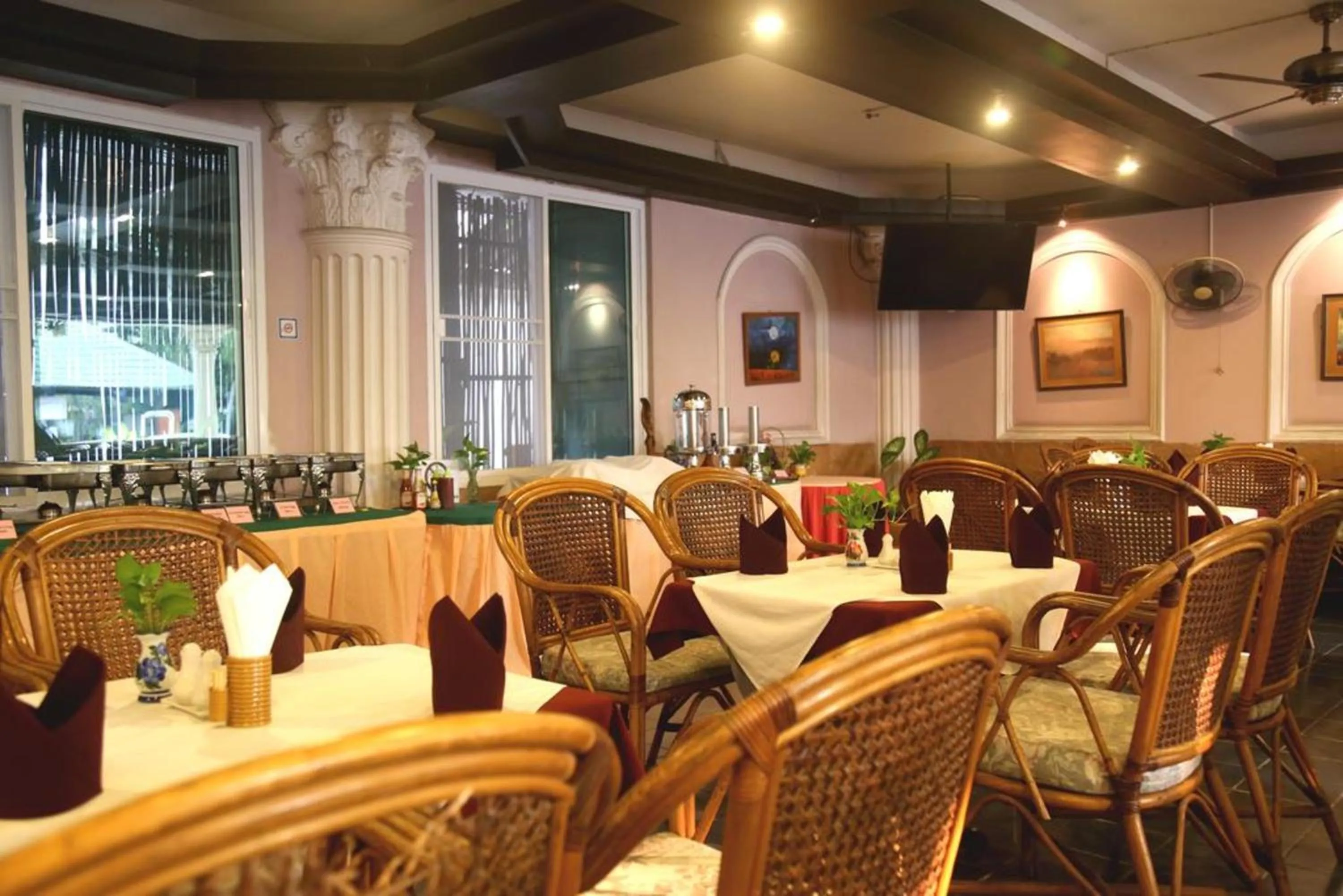Restaurant/places to eat in Hotel Romeo Palace Pattaya