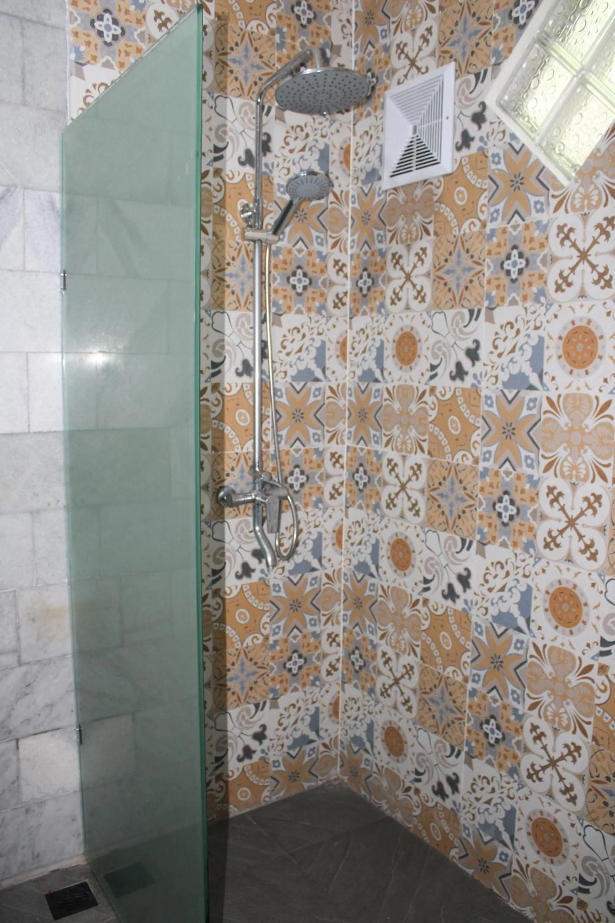 Shower in Melasti Kuta Beach Hotel & Spa