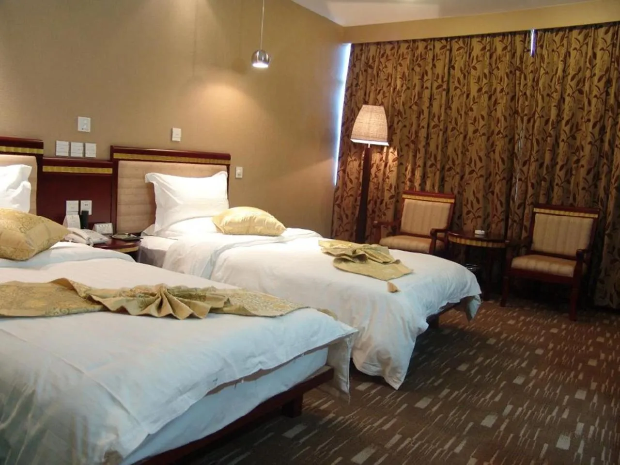 Bed in Kunming Golden Spring Hotel