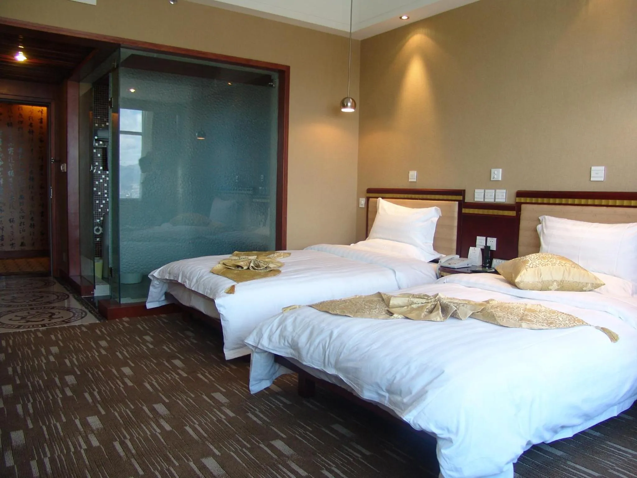 Bed in Kunming Golden Spring Hotel