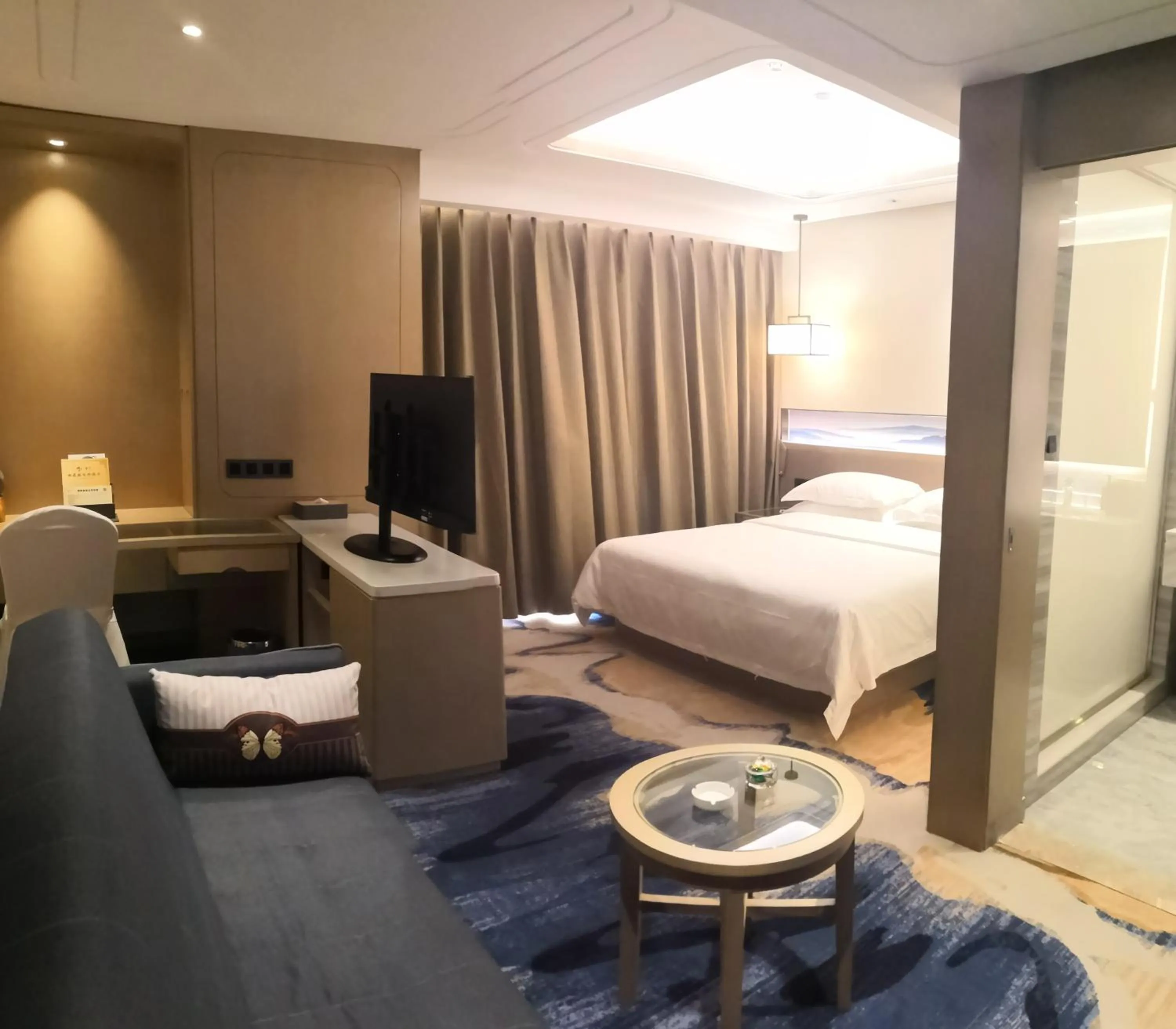 Bed in Kunming Golden Spring Hotel