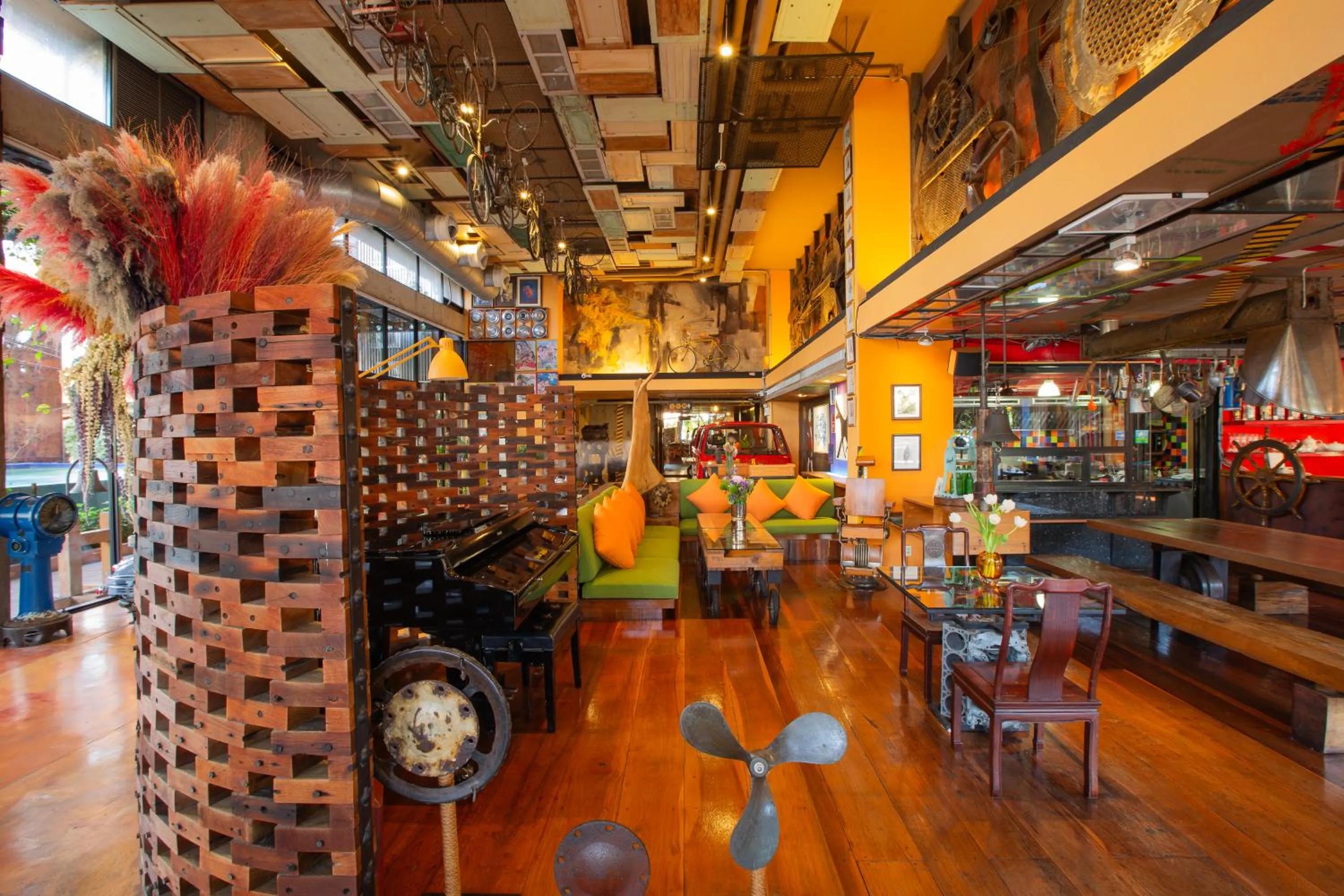 Restaurant/places to eat in MeStyle Place Hotel