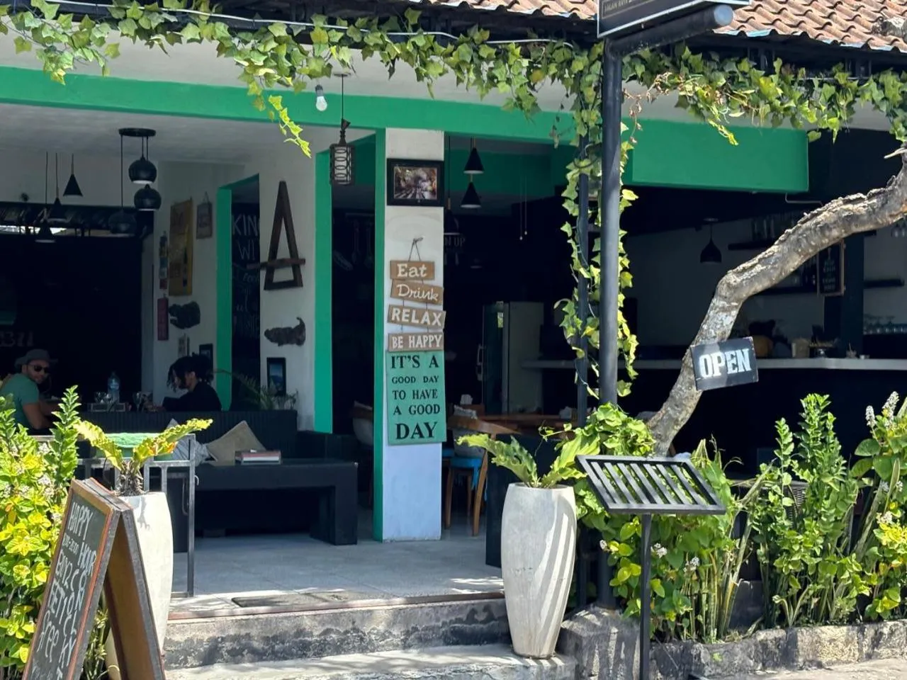 Restaurant/places to eat in Singabu Bungalows