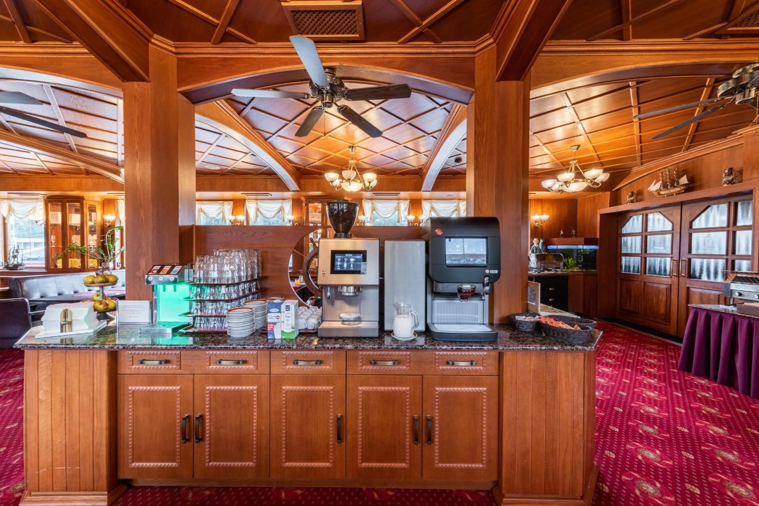 Restaurant/places to eat in Botel Albatros