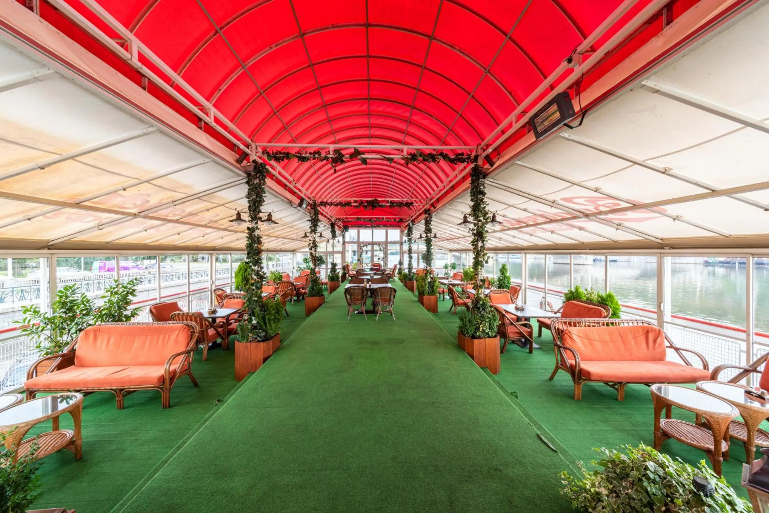 Restaurant/places to eat in Botel Albatros