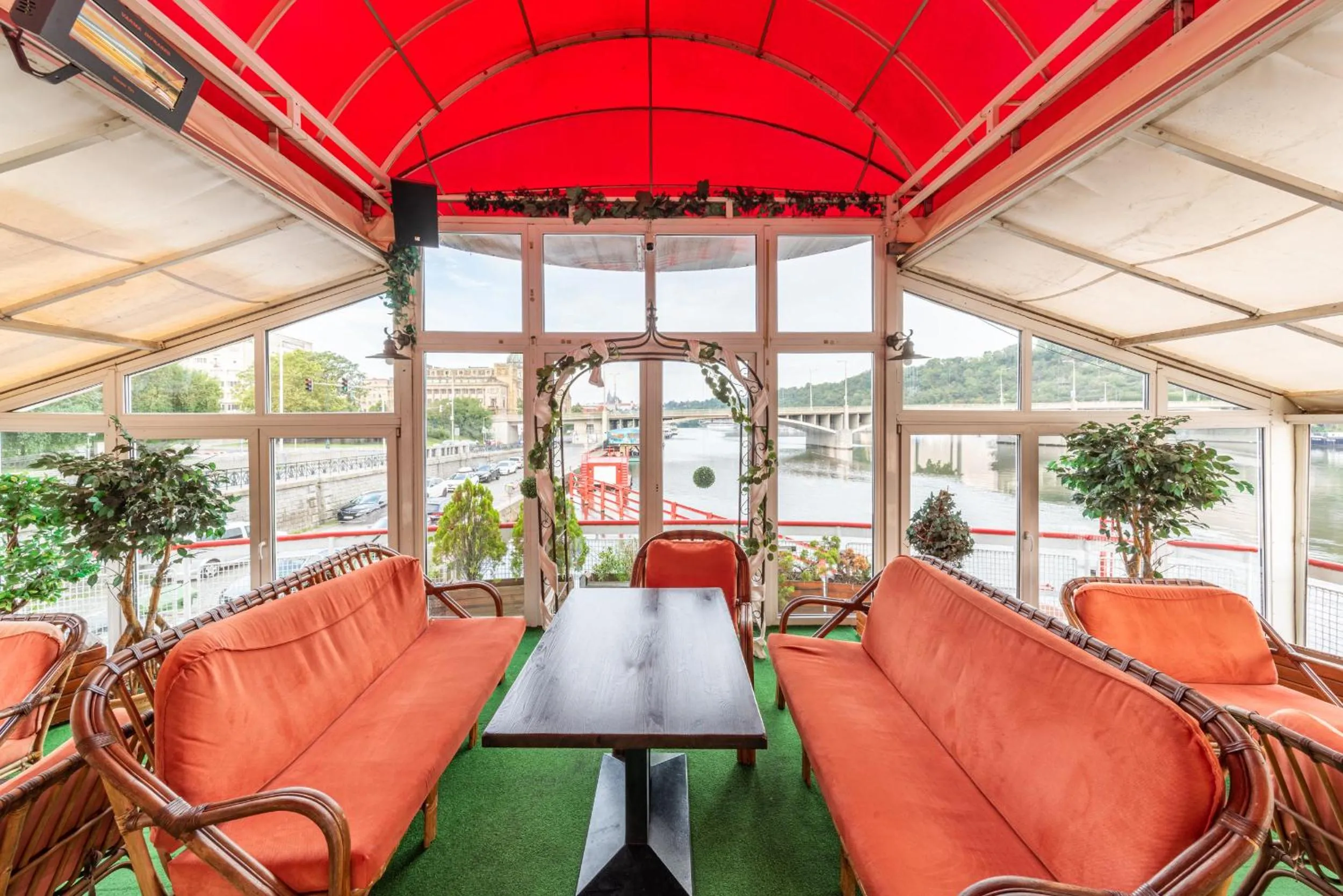 Restaurant/places to eat in Botel Albatros