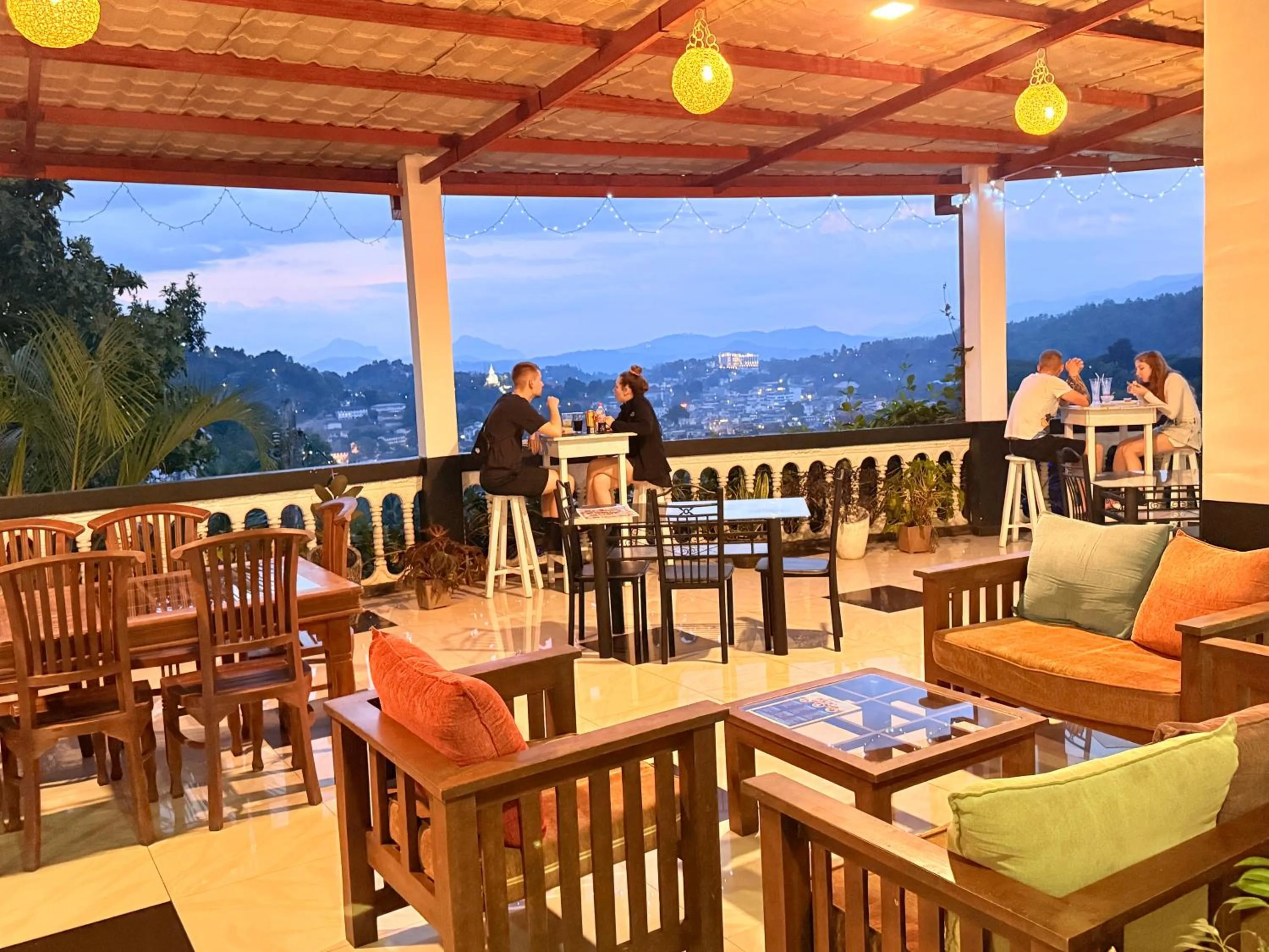 Restaurant/places to eat in Mount Palace