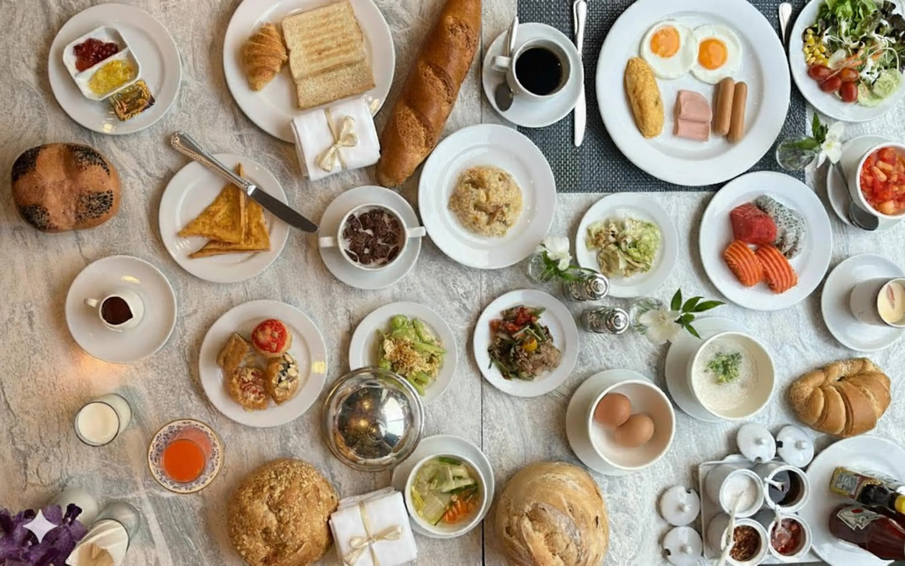 Food and drinks in The Maruay Garden Hotel