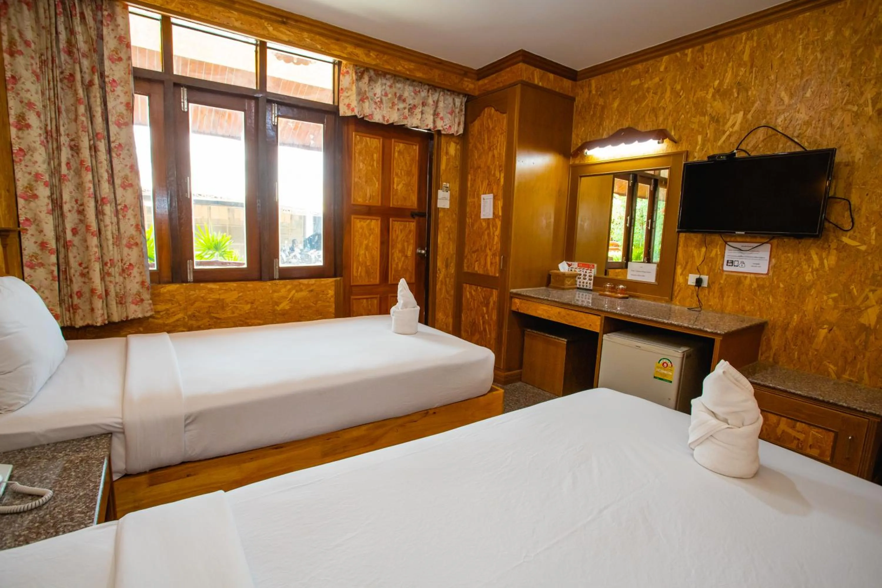 Communal lounge/ TV room, Bed in Chatsuree Boutique Resort