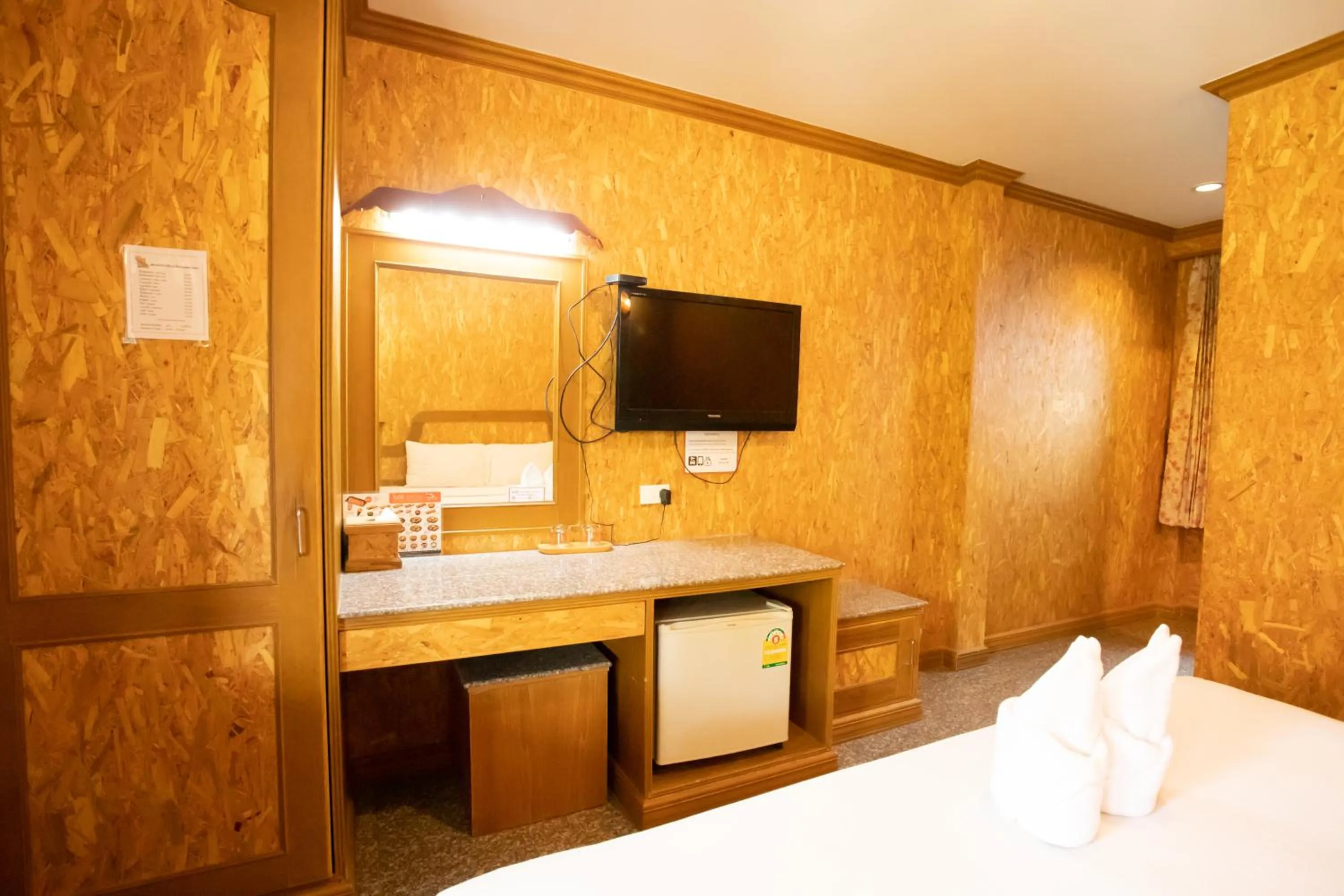 Communal lounge/ TV room, Bed in Chatsuree Boutique Resort