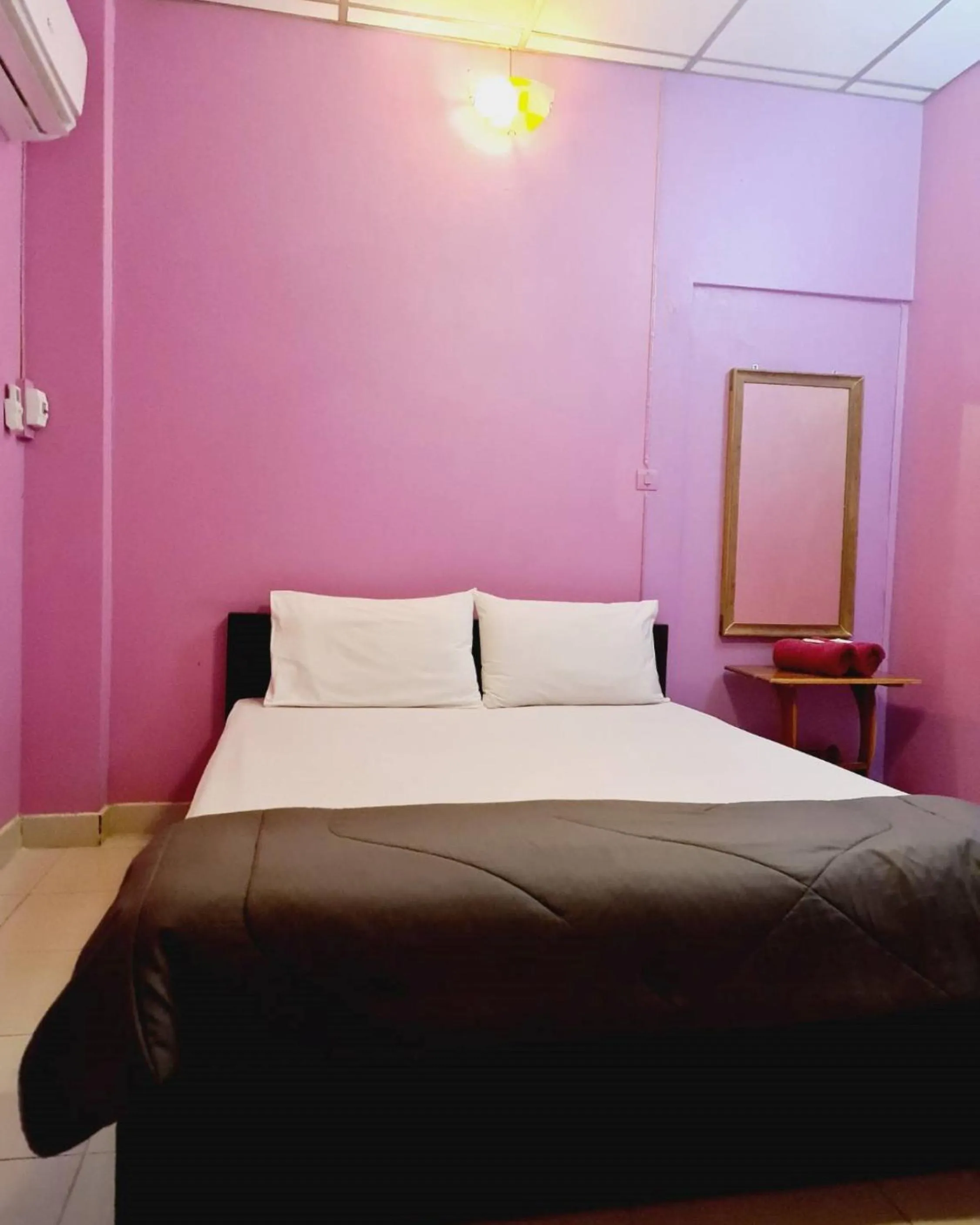 Bed in Royal Land Mae Klong Hotel