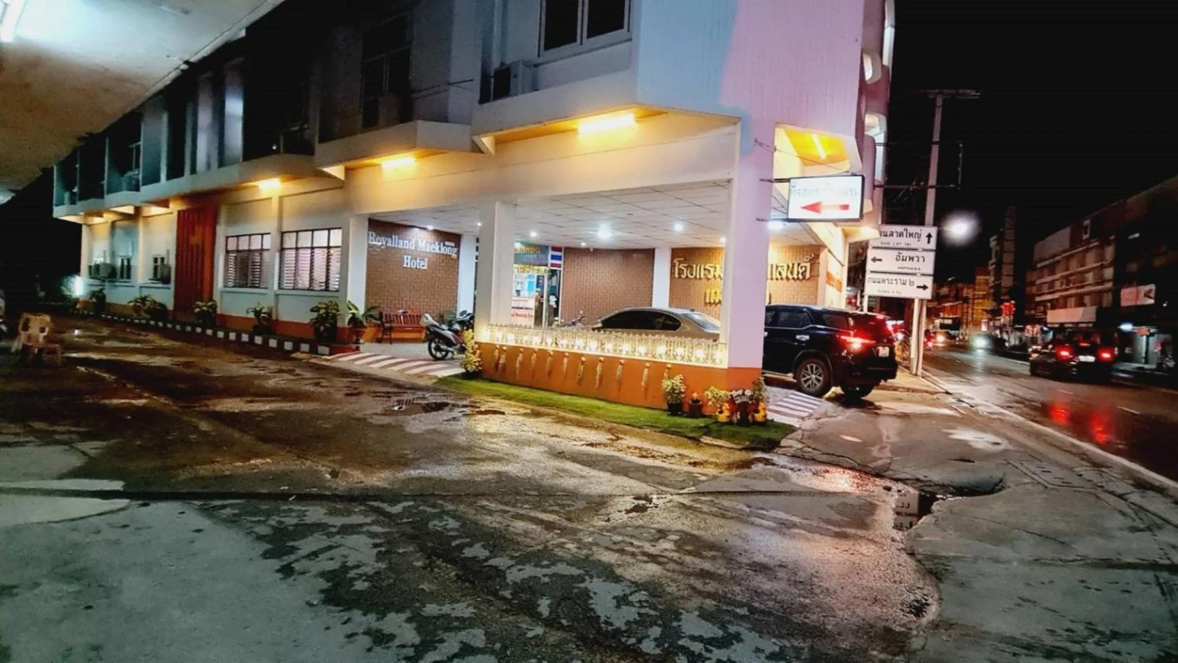 Property building in Royal Land Mae Klong Hotel