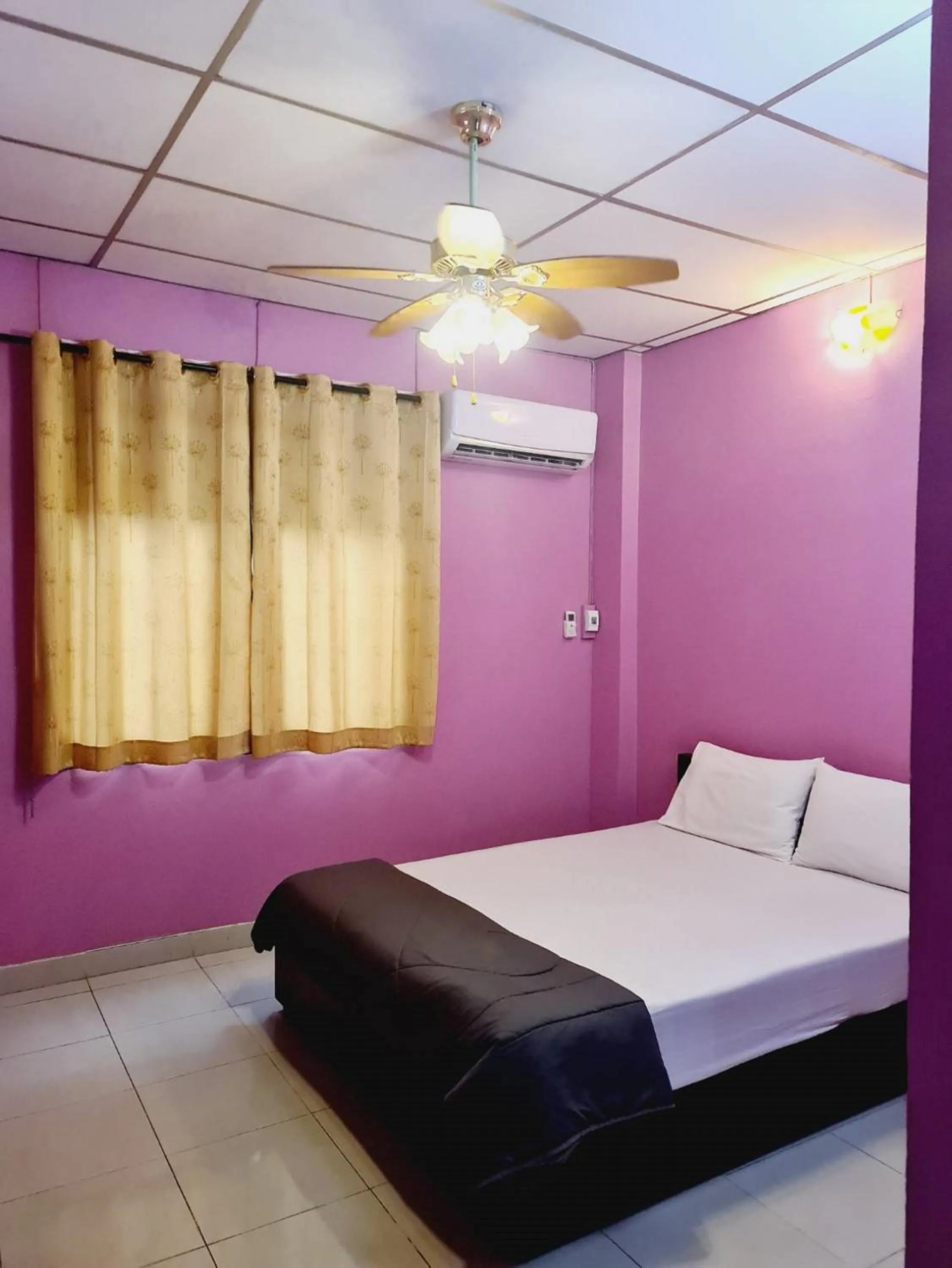 Bed in Royal Land Mae Klong Hotel