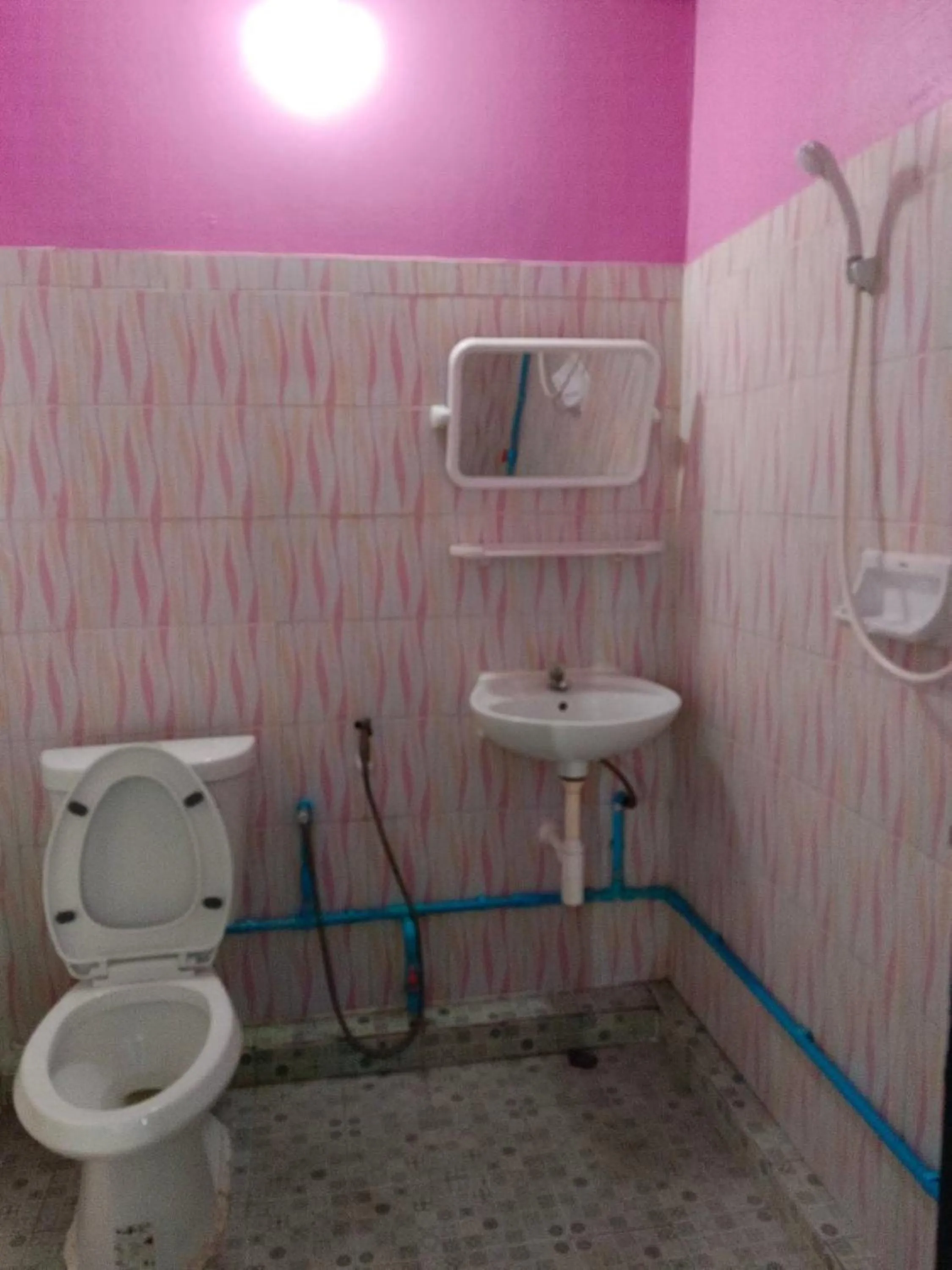 Shower in Royal Land Mae Klong Hotel