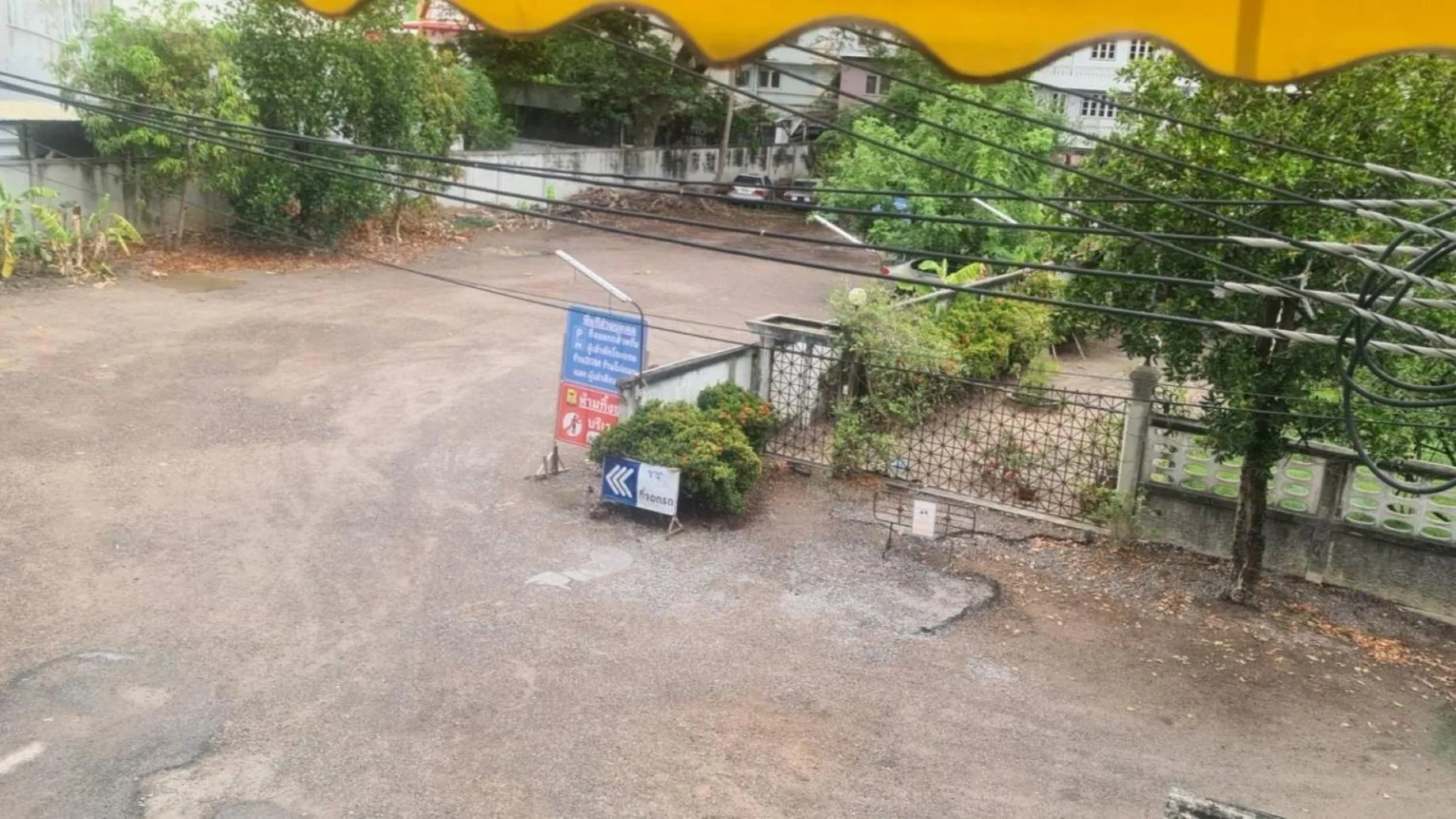 Parking in Royal Land Mae Klong Hotel