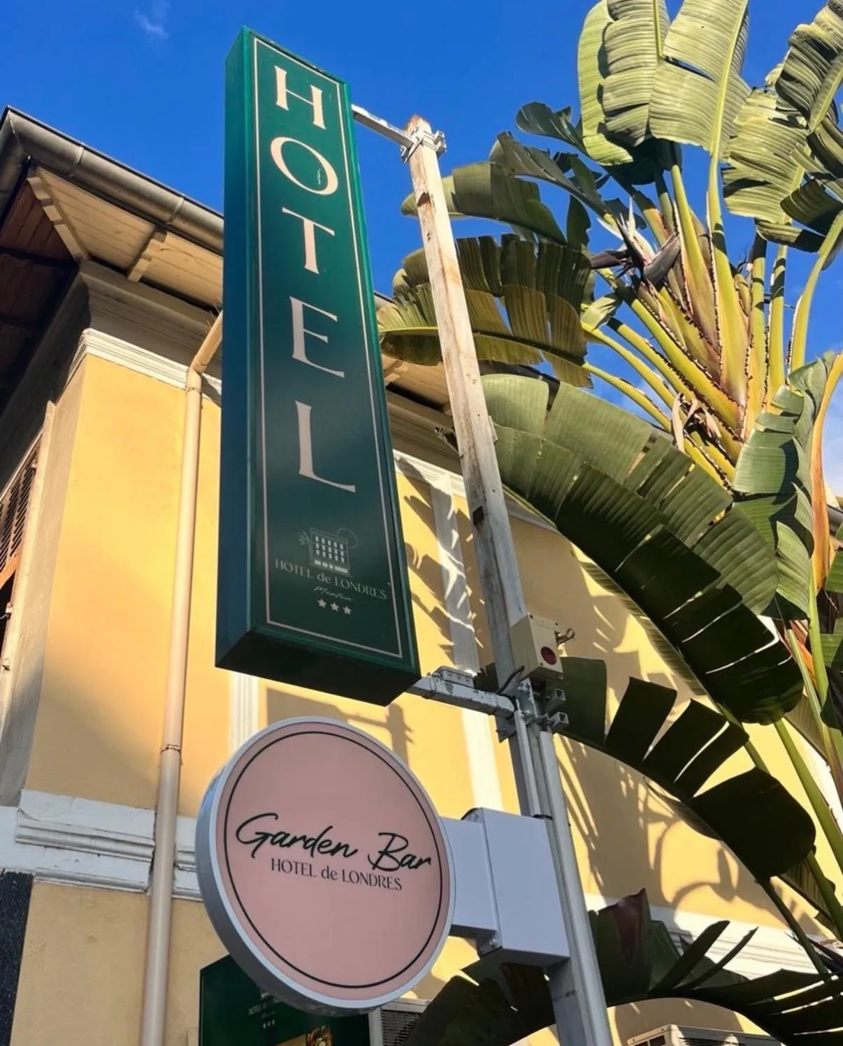 Property logo or sign in Hôtel De Londres