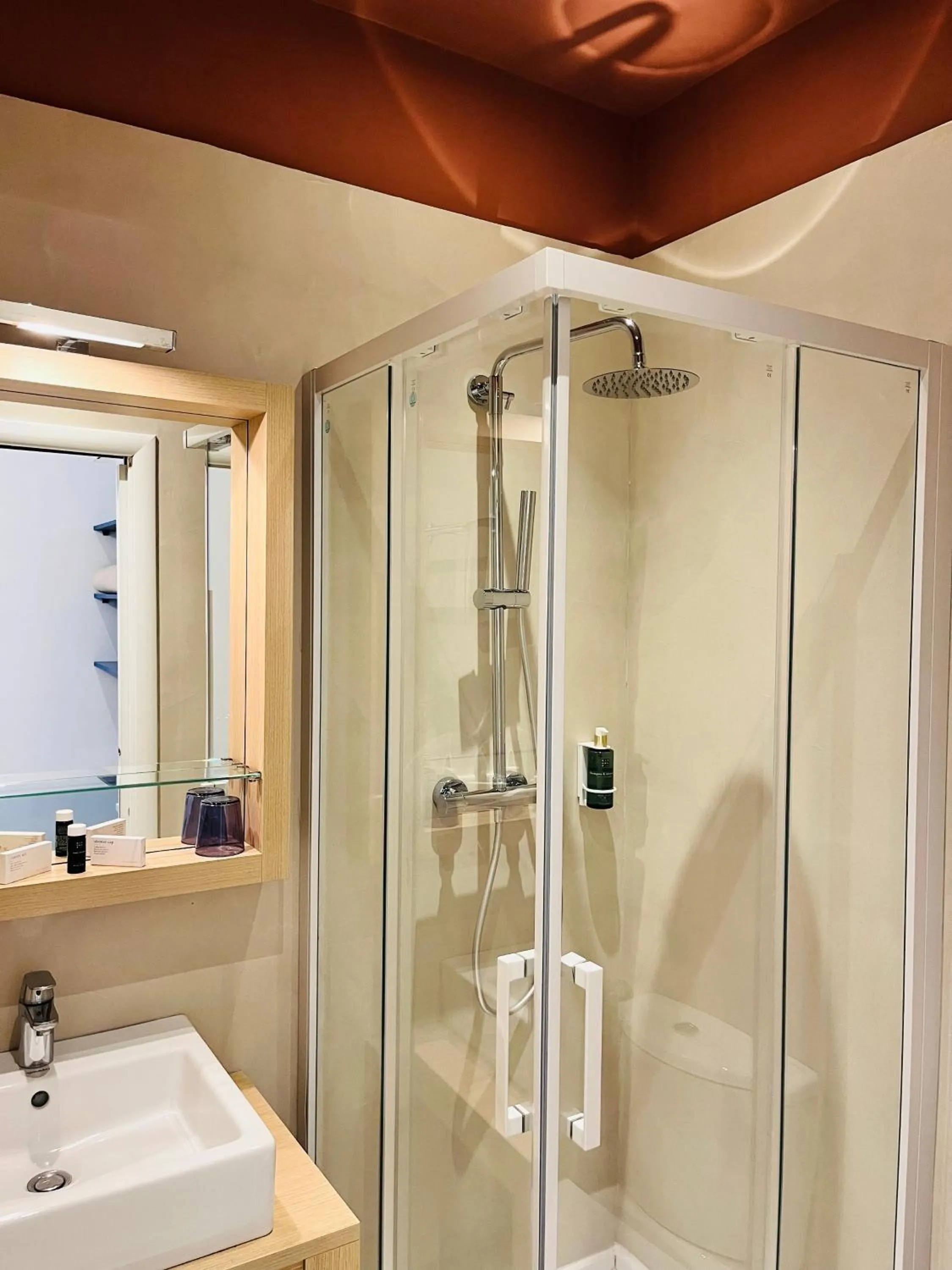 Bathroom in Hôtel De Londres