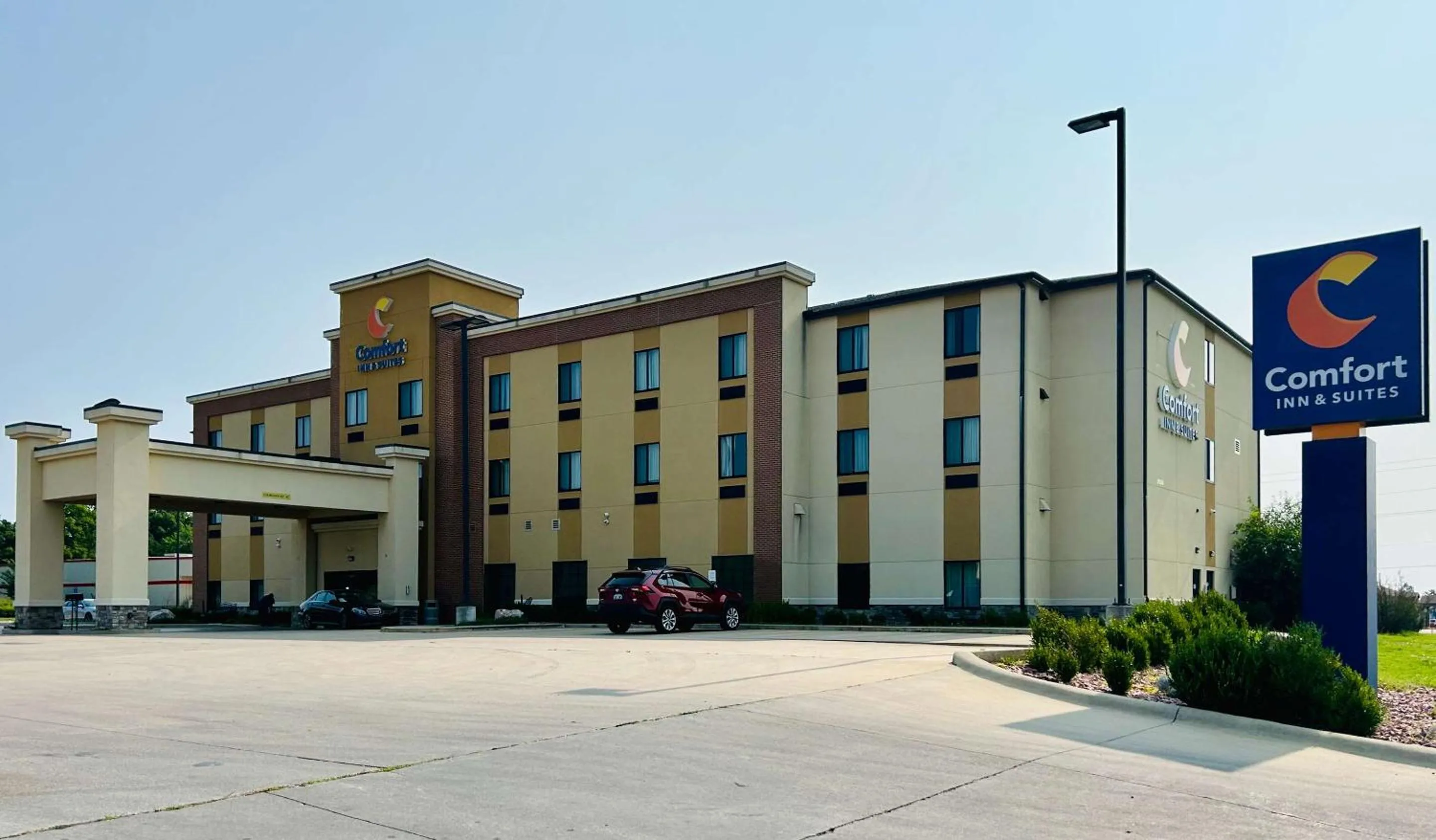 Property building in Comfort Inn & Suites - Independence