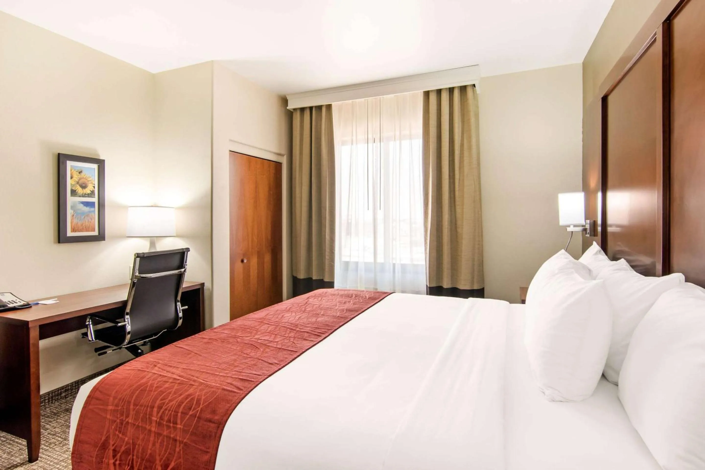 Bedroom, Bed in Comfort Inn & Suites - Independence