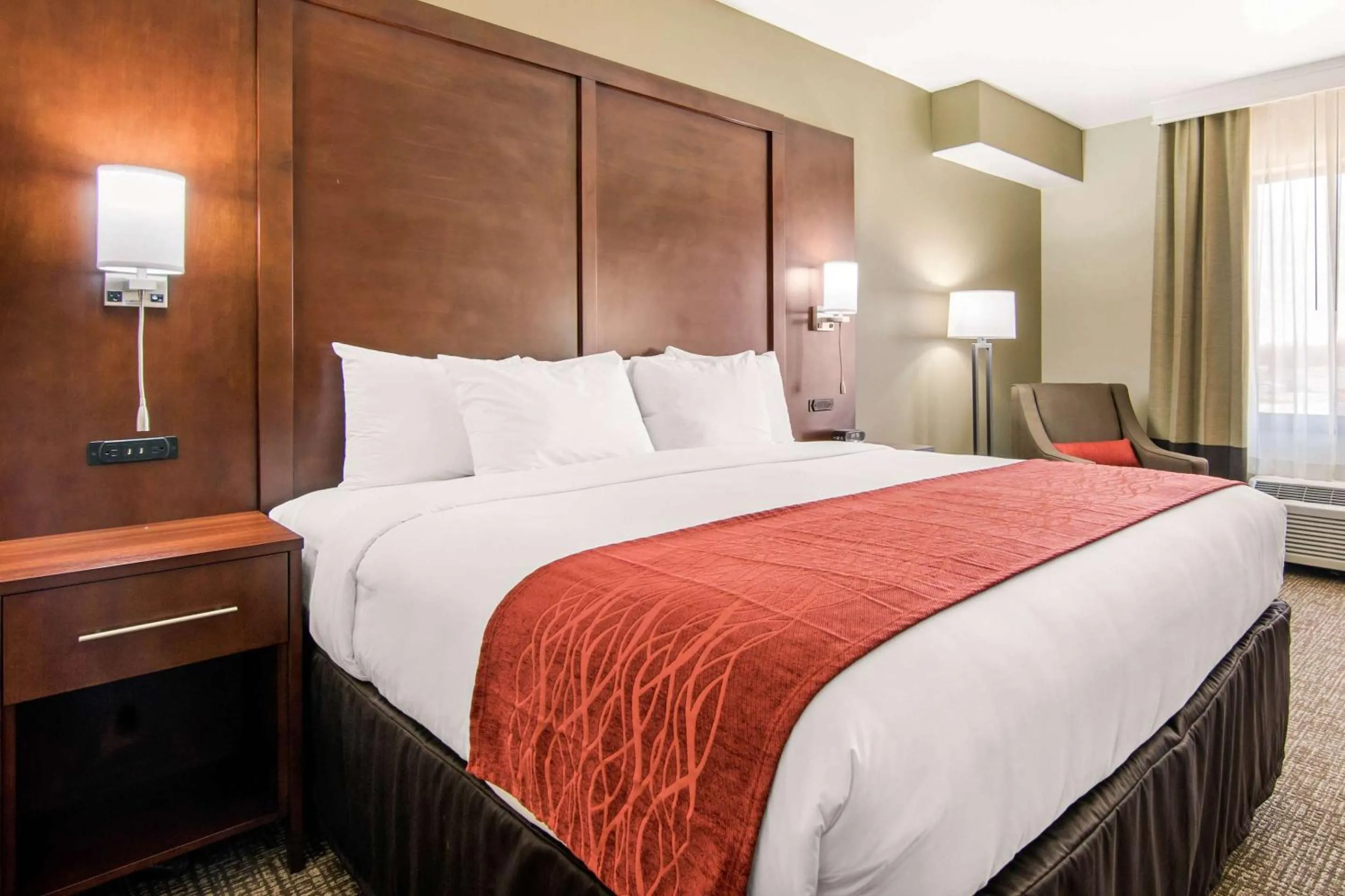 Bedroom, Bed in Comfort Inn & Suites - Independence