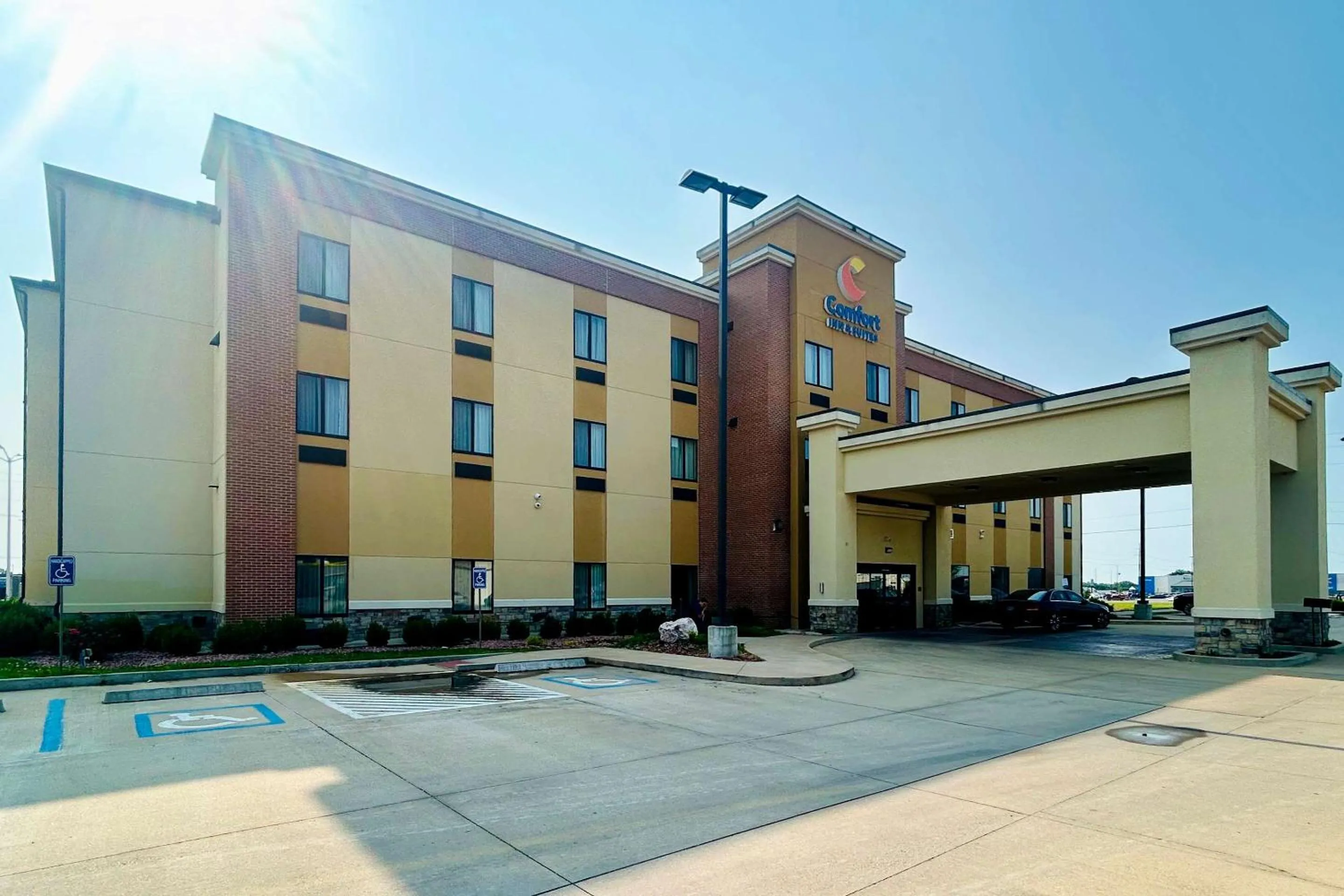 Property building in Comfort Inn & Suites - Independence