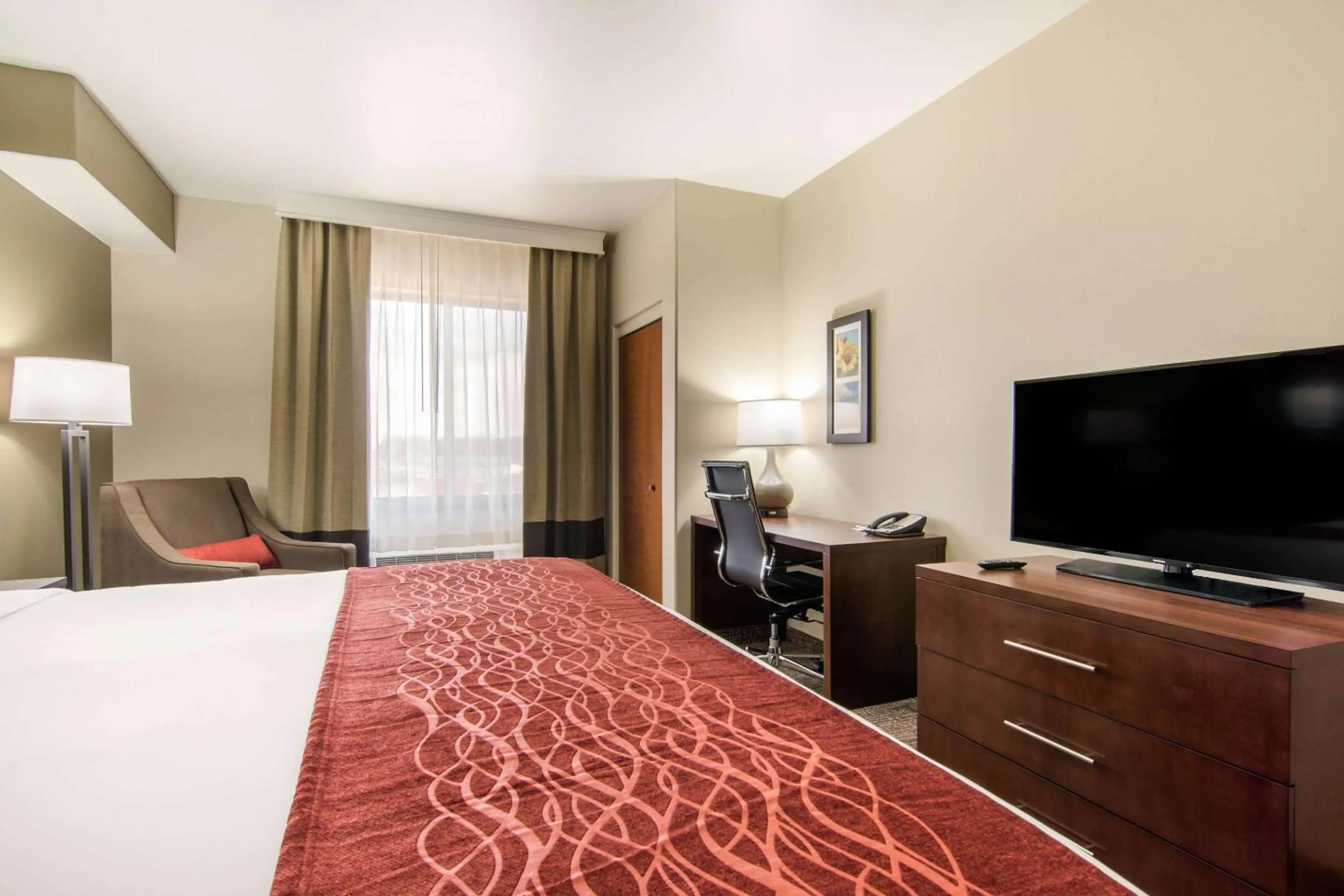 Bedroom, Bed in Comfort Inn & Suites - Independence