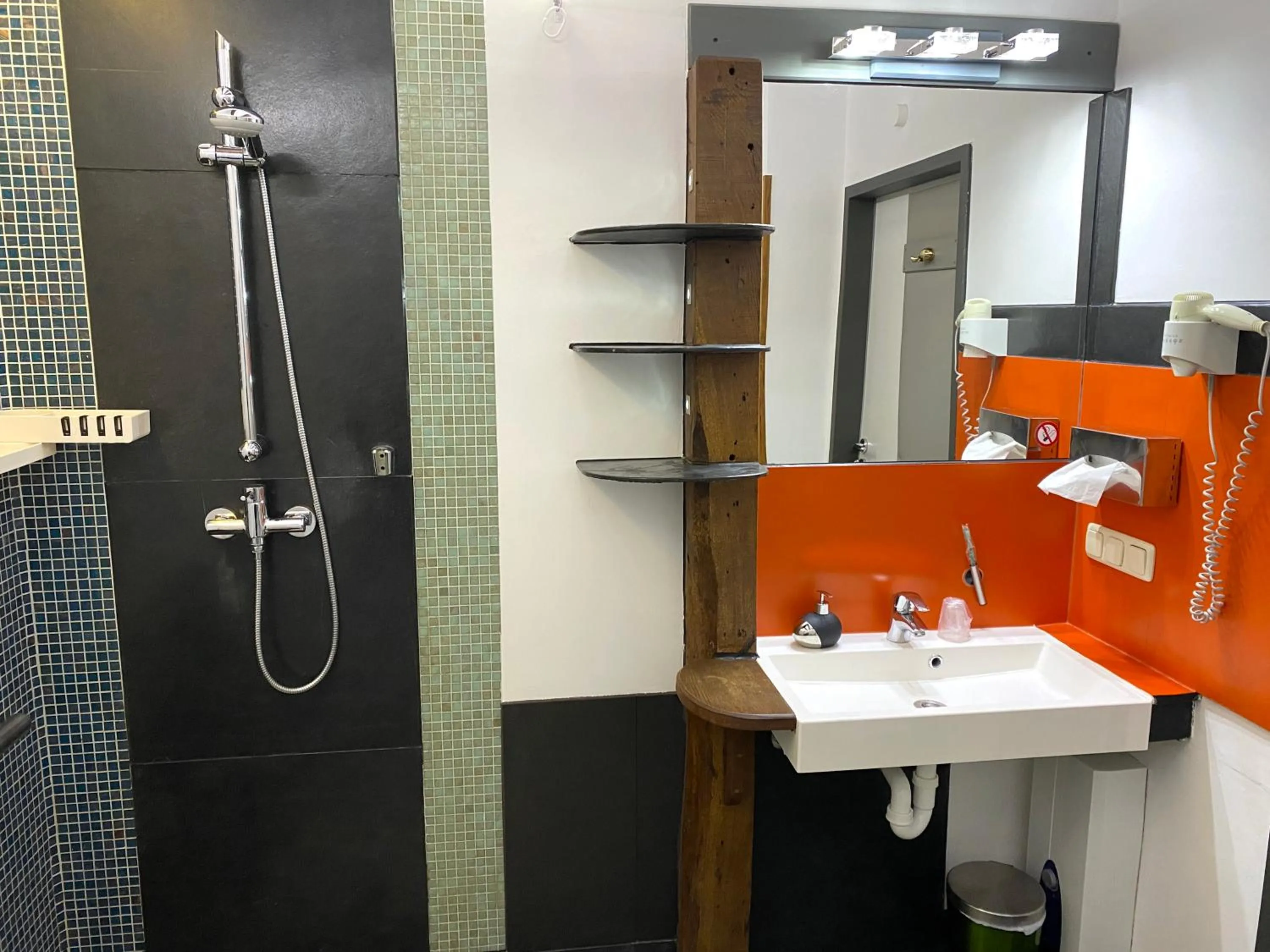 Shower in Smarthotel Ingelheim