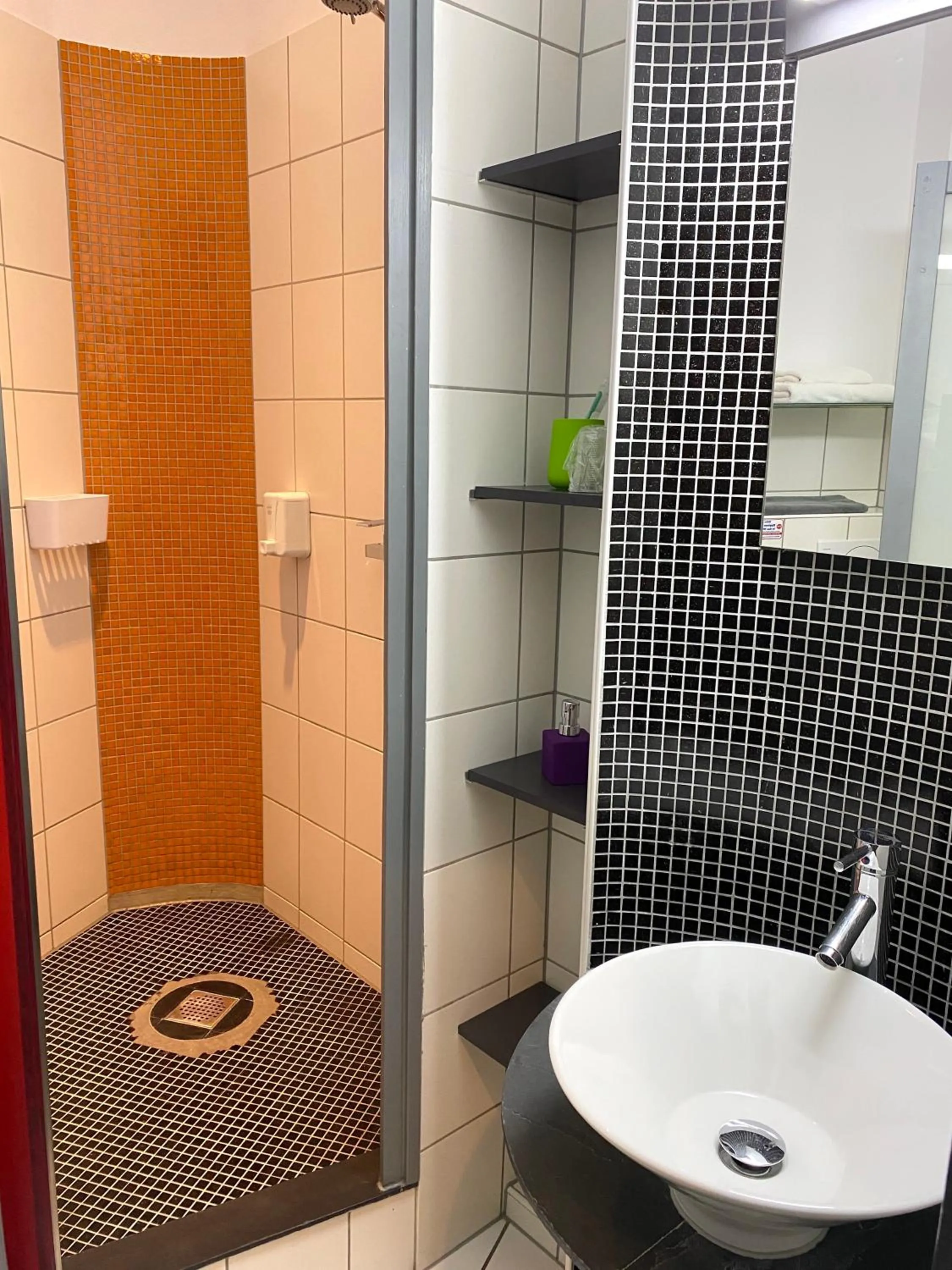 Shower in Smarthotel Ingelheim