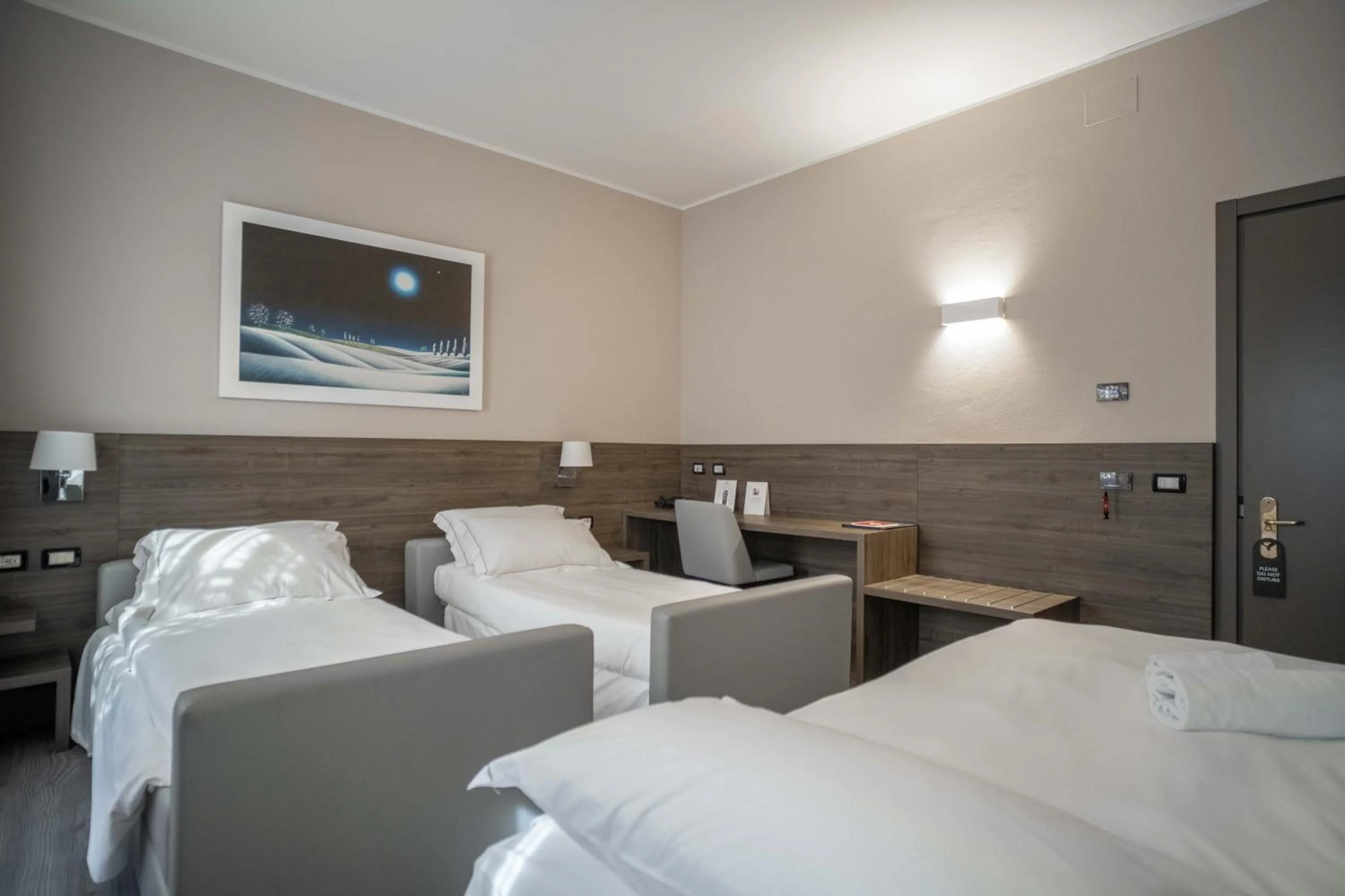 Shower, Bed in Hotel Guerro