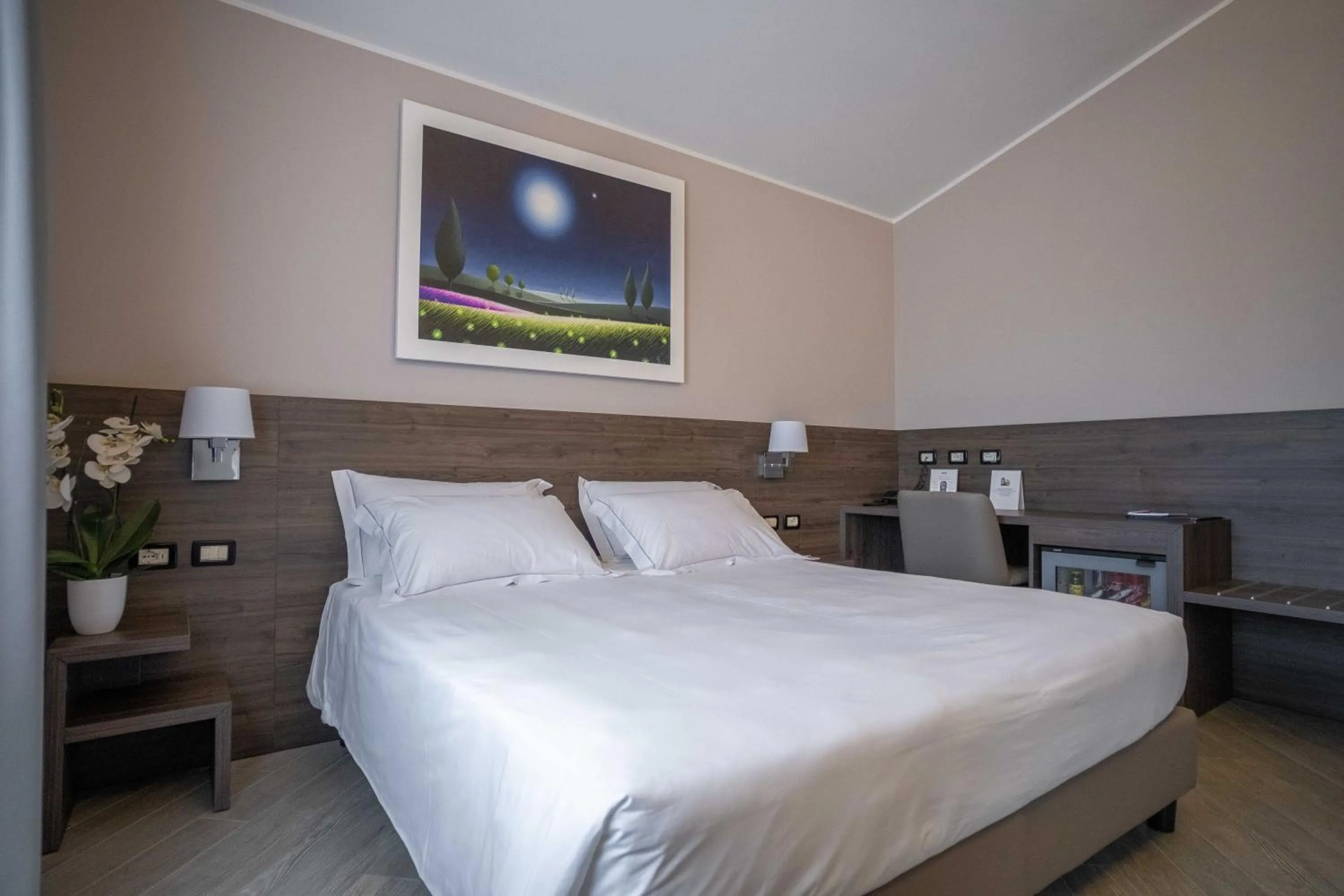 Toilet, Bed in Hotel Guerro