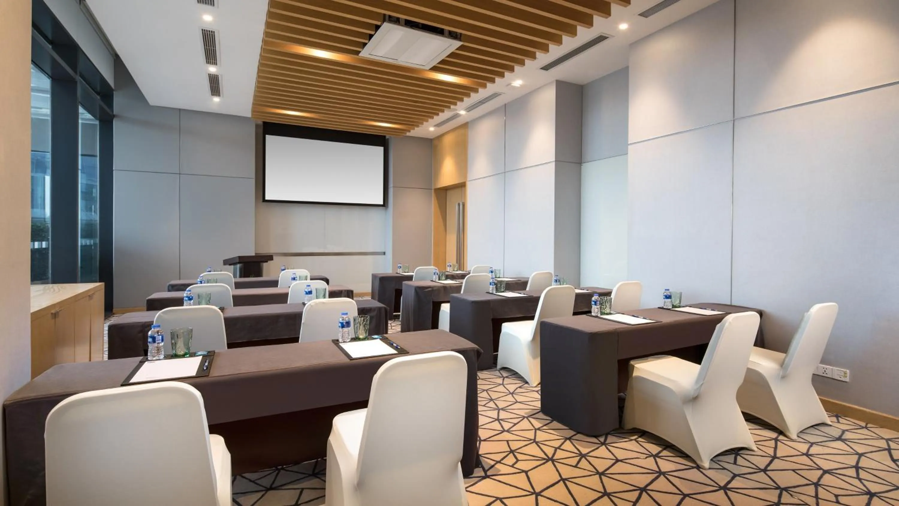 Meeting/conference room in Holiday Inn Express Suzhou Taihu Lake by IHG