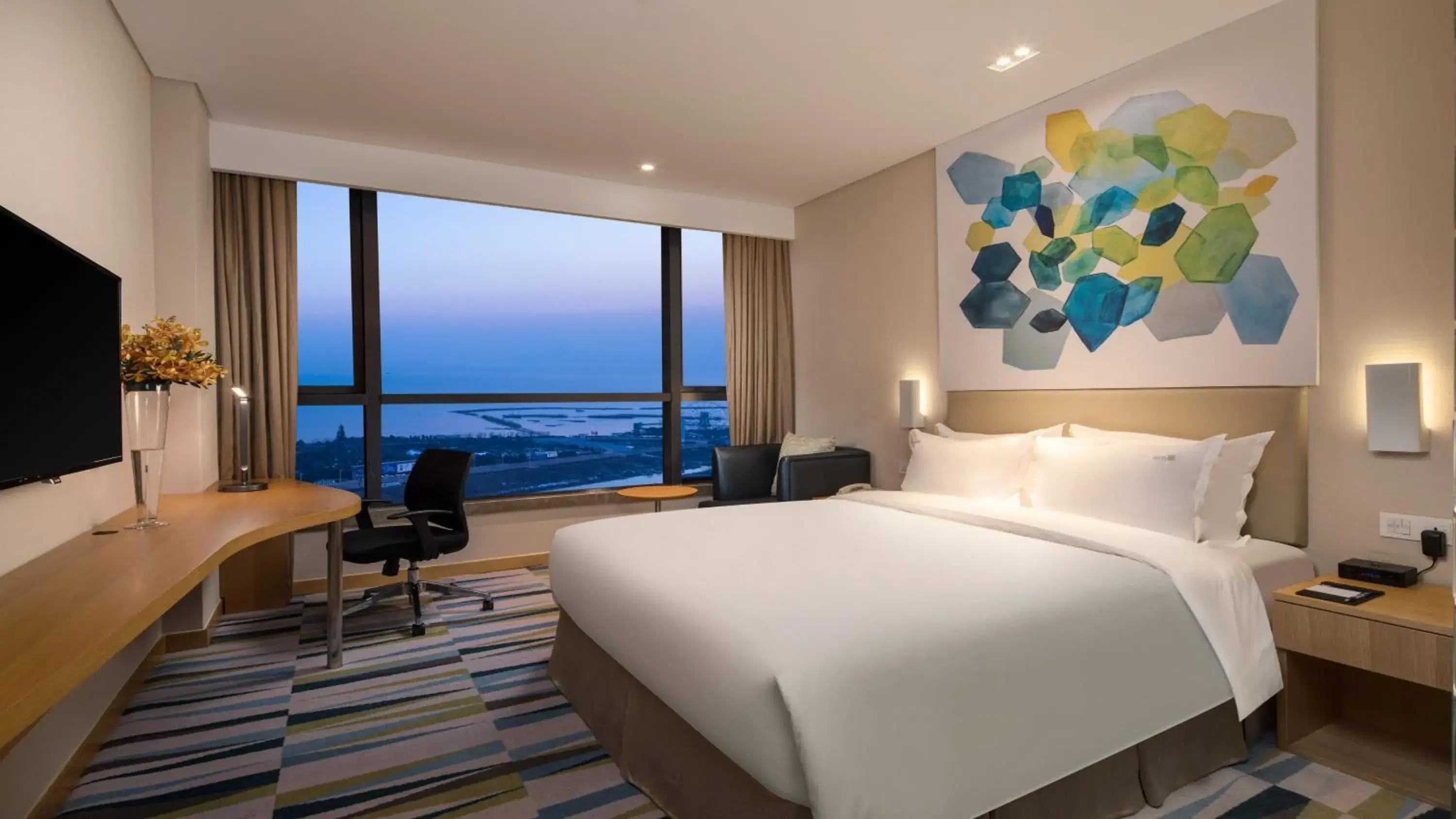 Queen Room with Lake View in Holiday Inn Express Suzhou Taihu Lake by IHG Queen Room with Lake View in Holiday Inn Express Suzhou Taihu Lake by IHG