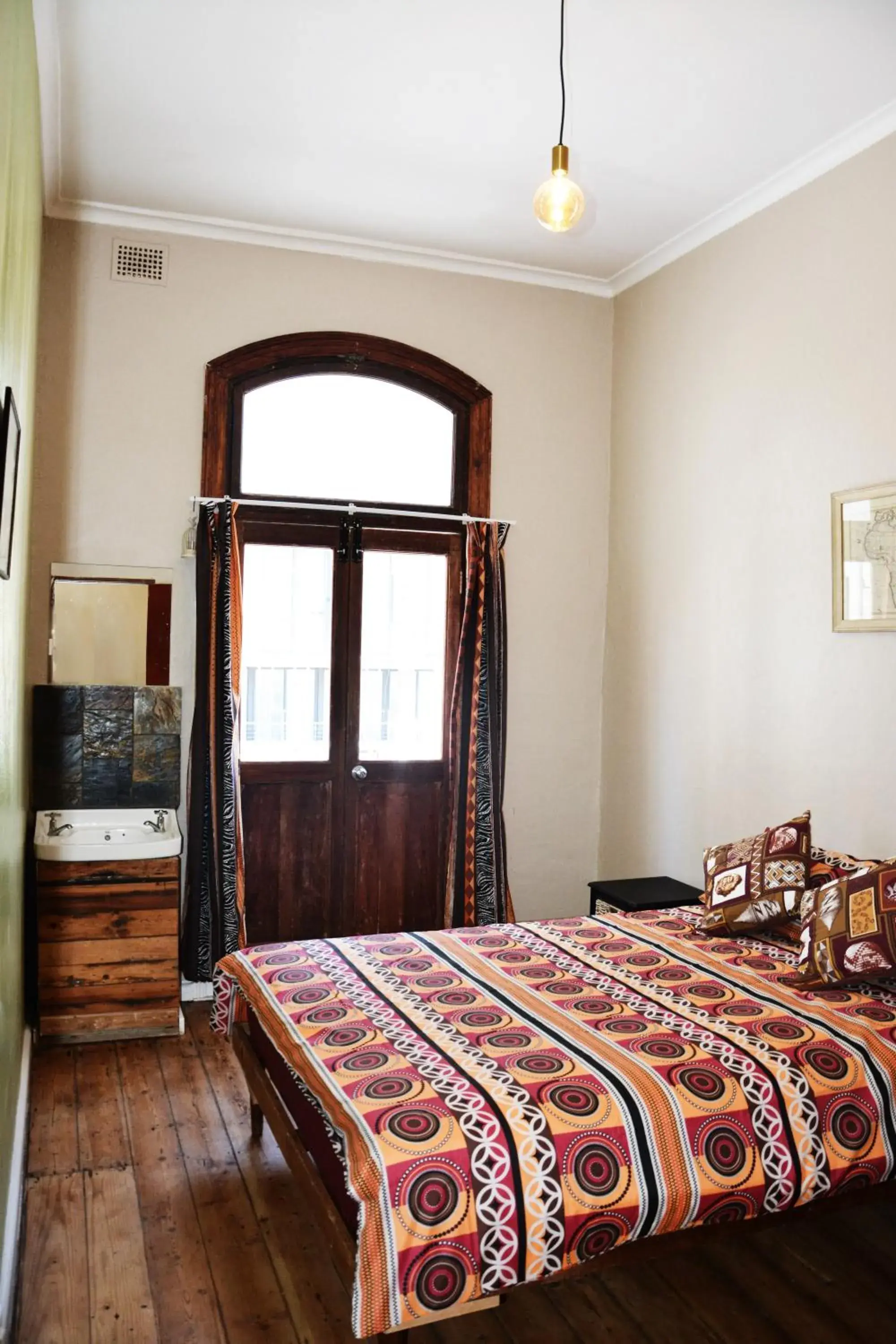 Deluxe Double Room with Balcony and Shared Bathroom in Urban Hive Backpackers Deluxe Double Room with Balcony and Shared Bathroom in Urban Hive Backpackers