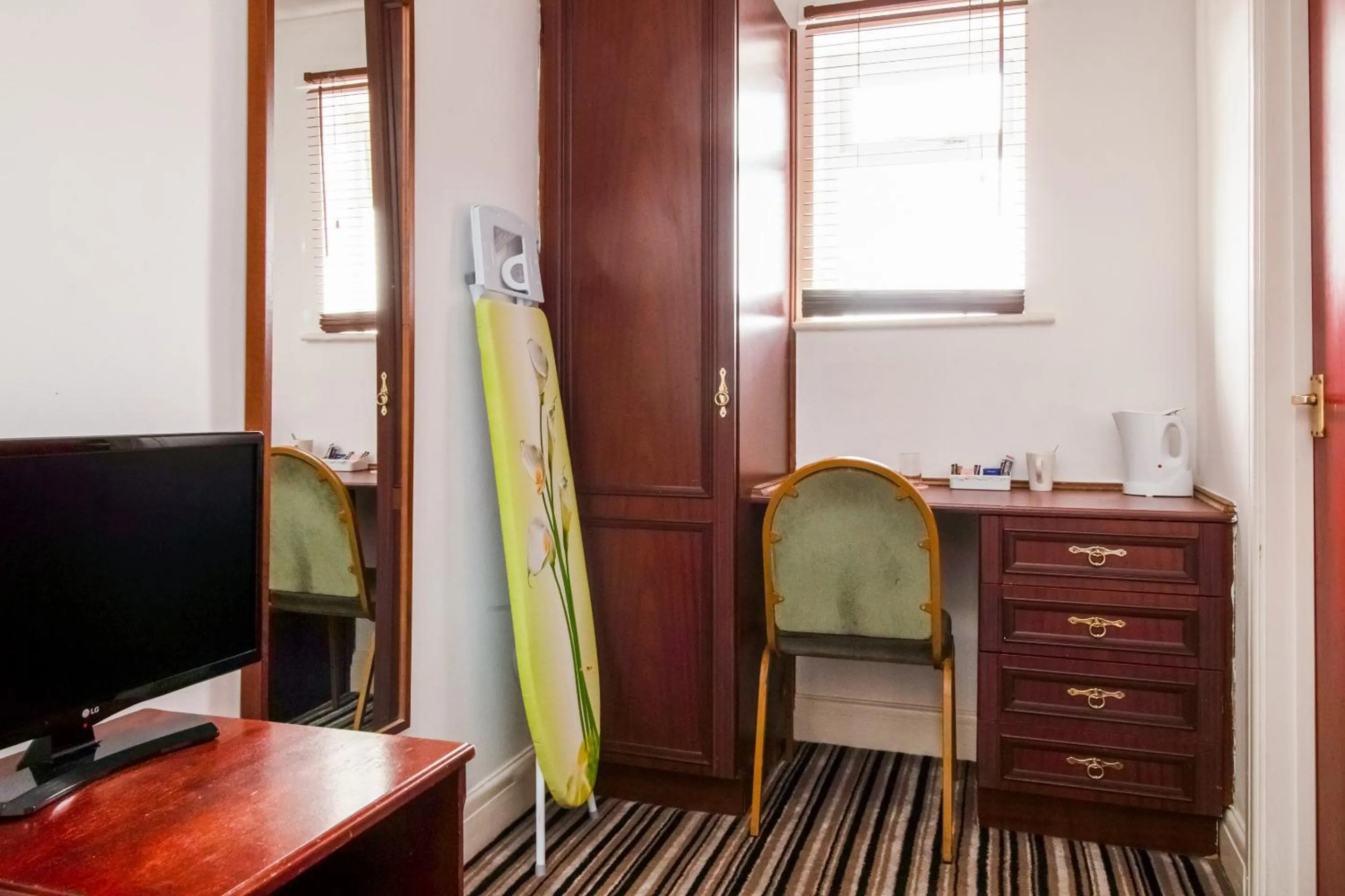 Bedroom in OYO Flagship Cardiff Central