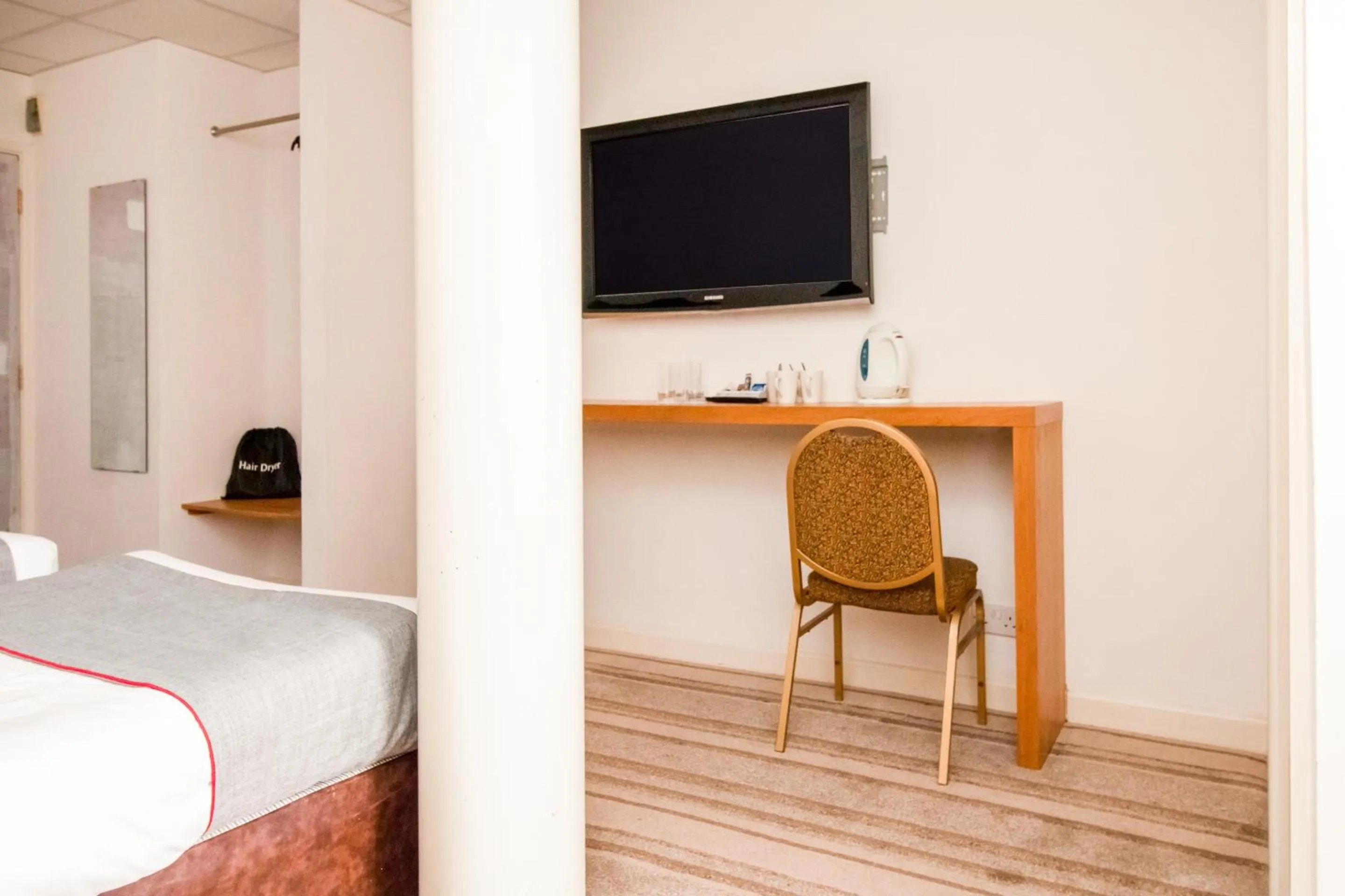 Bedroom, Bed in OYO Flagship Cardiff Central