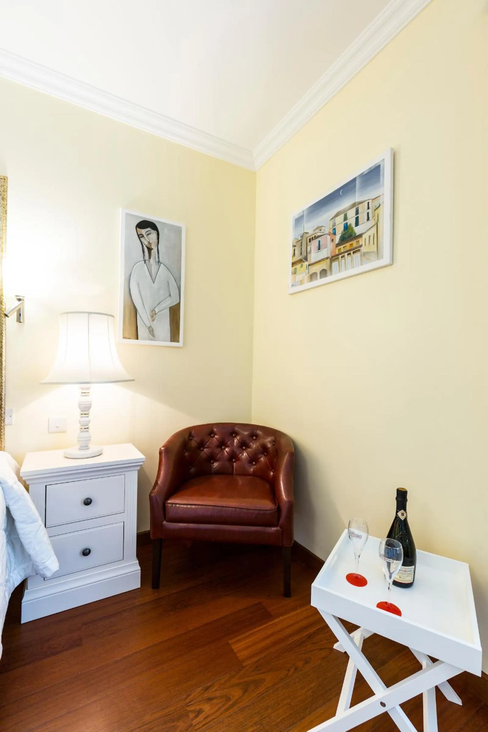 Seating area in Linton Hotel Luton