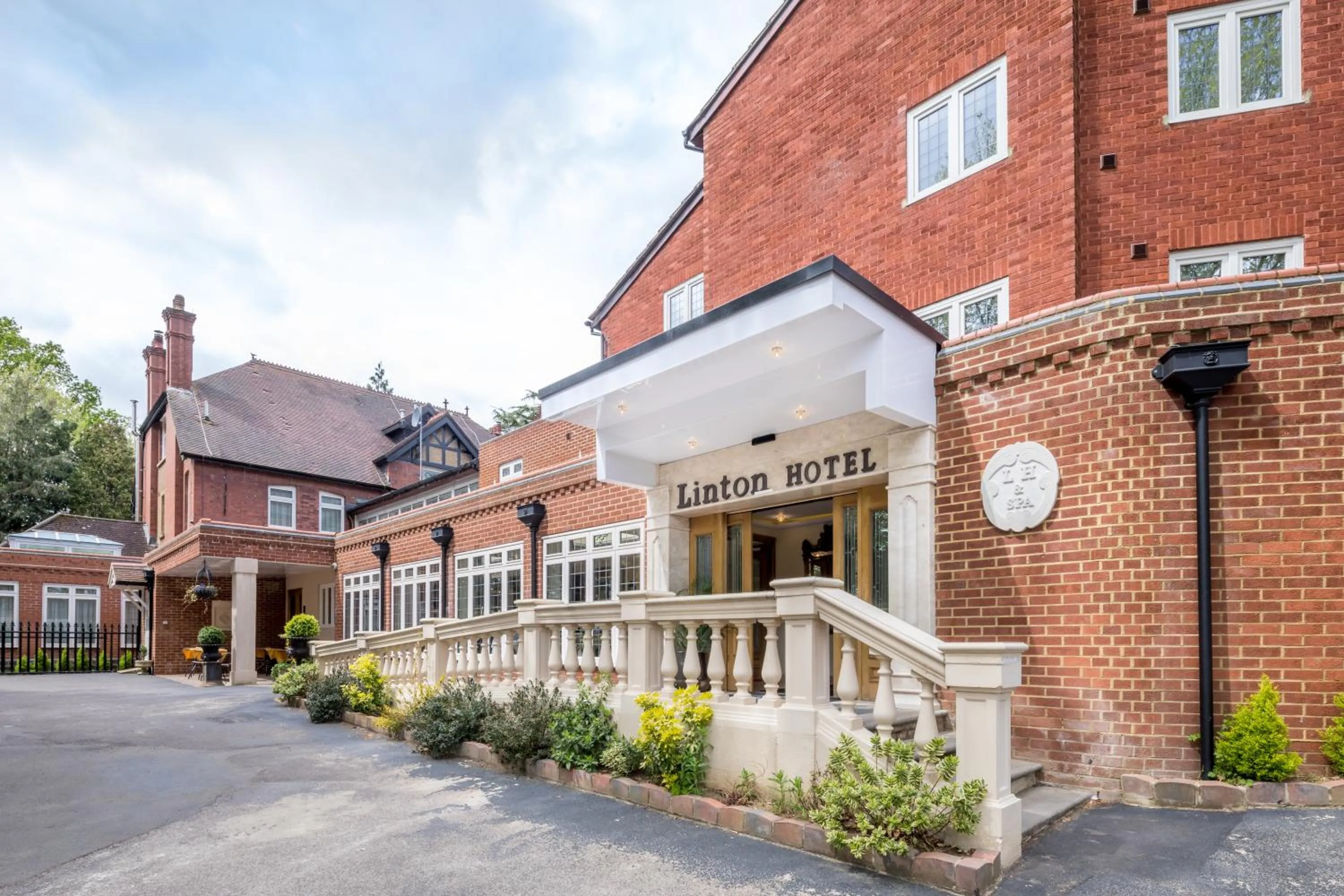 Property building in Linton Hotel Luton