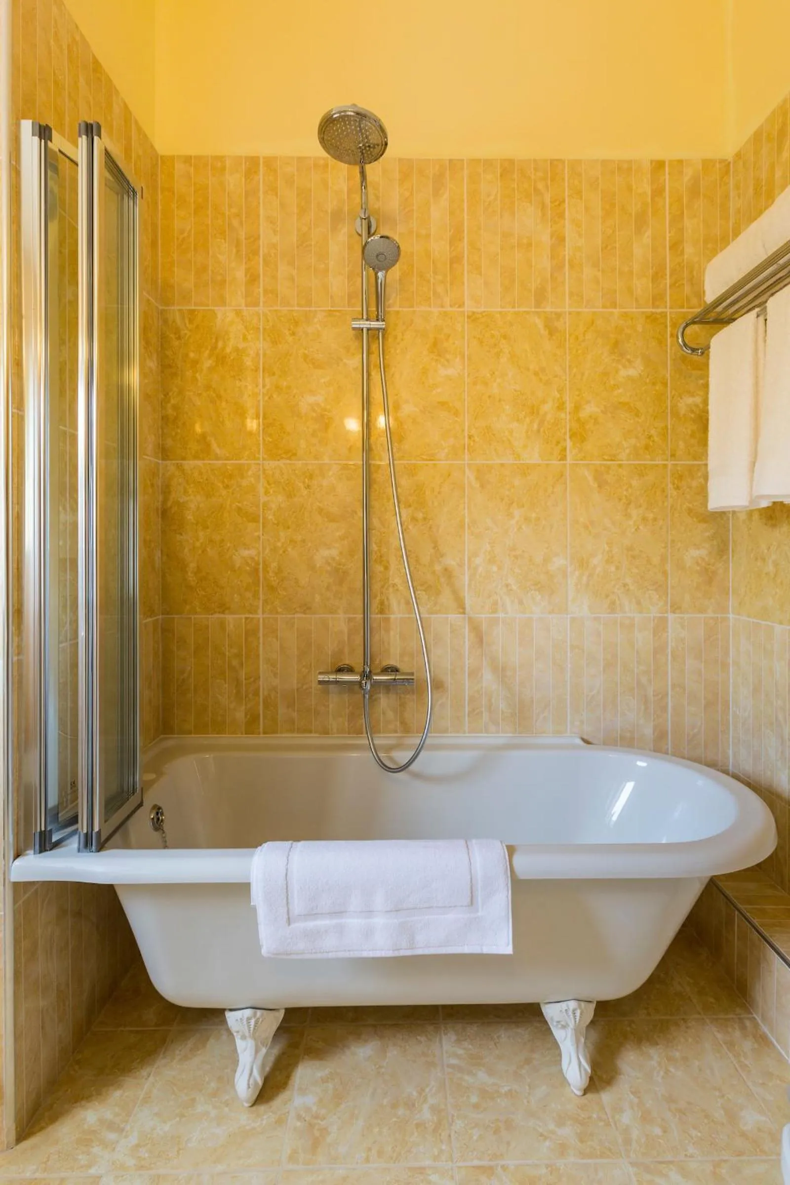 Bathroom in Linton Hotel Luton