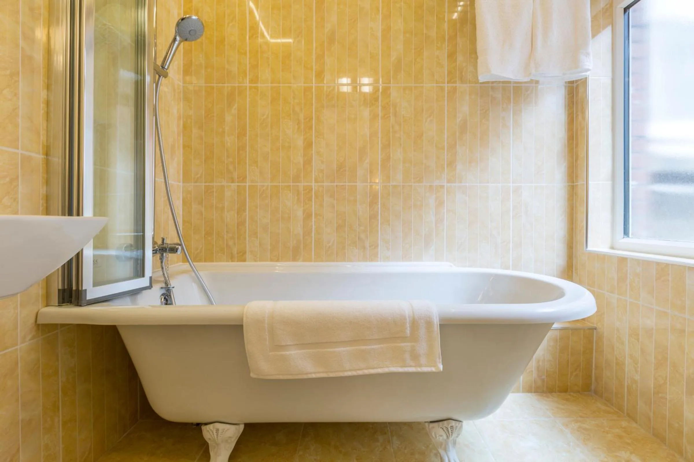 Bathroom in Linton Hotel Luton