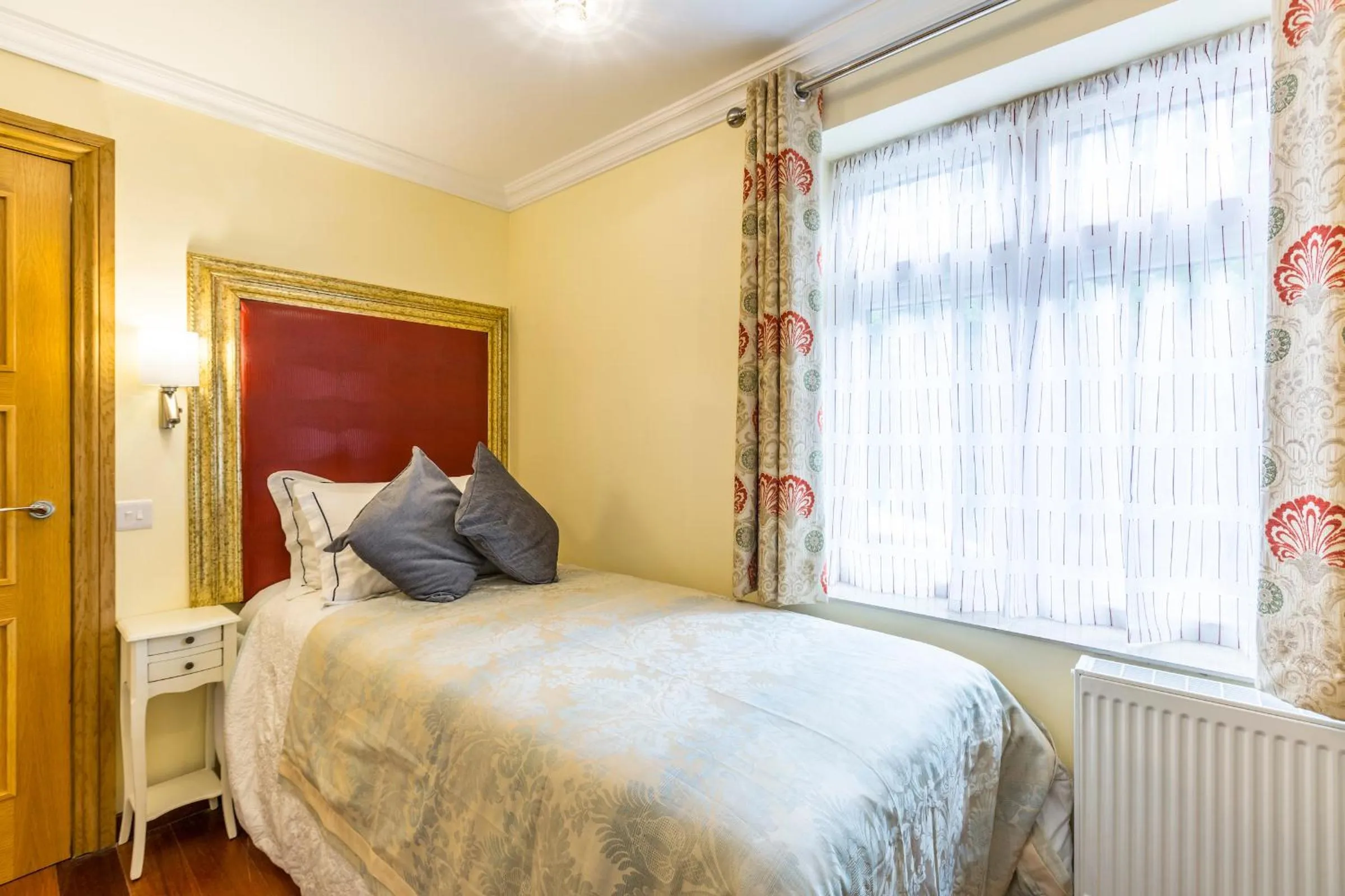 Bed in Linton Hotel Luton