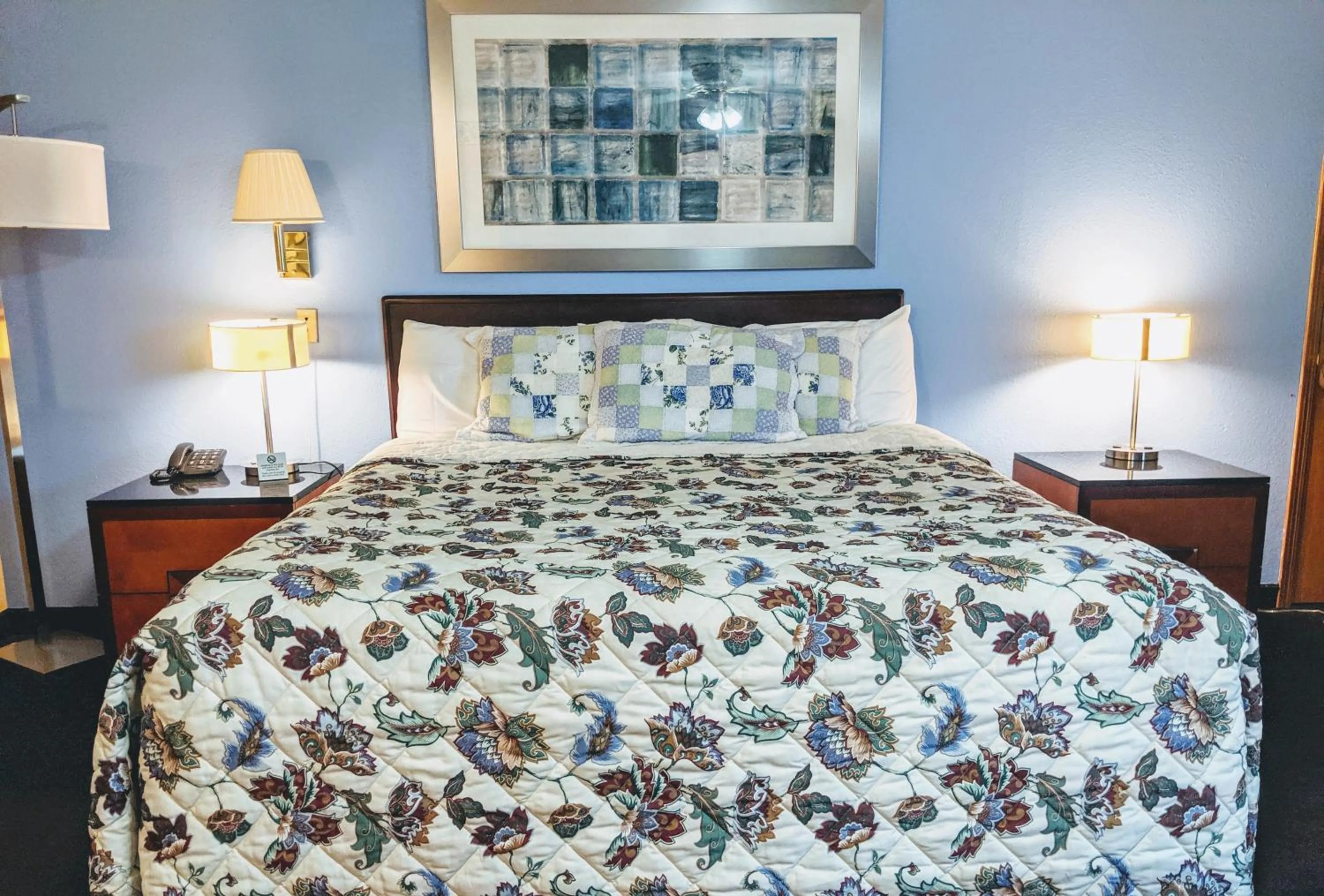 Bed in Knights Inn - Thomson, IL