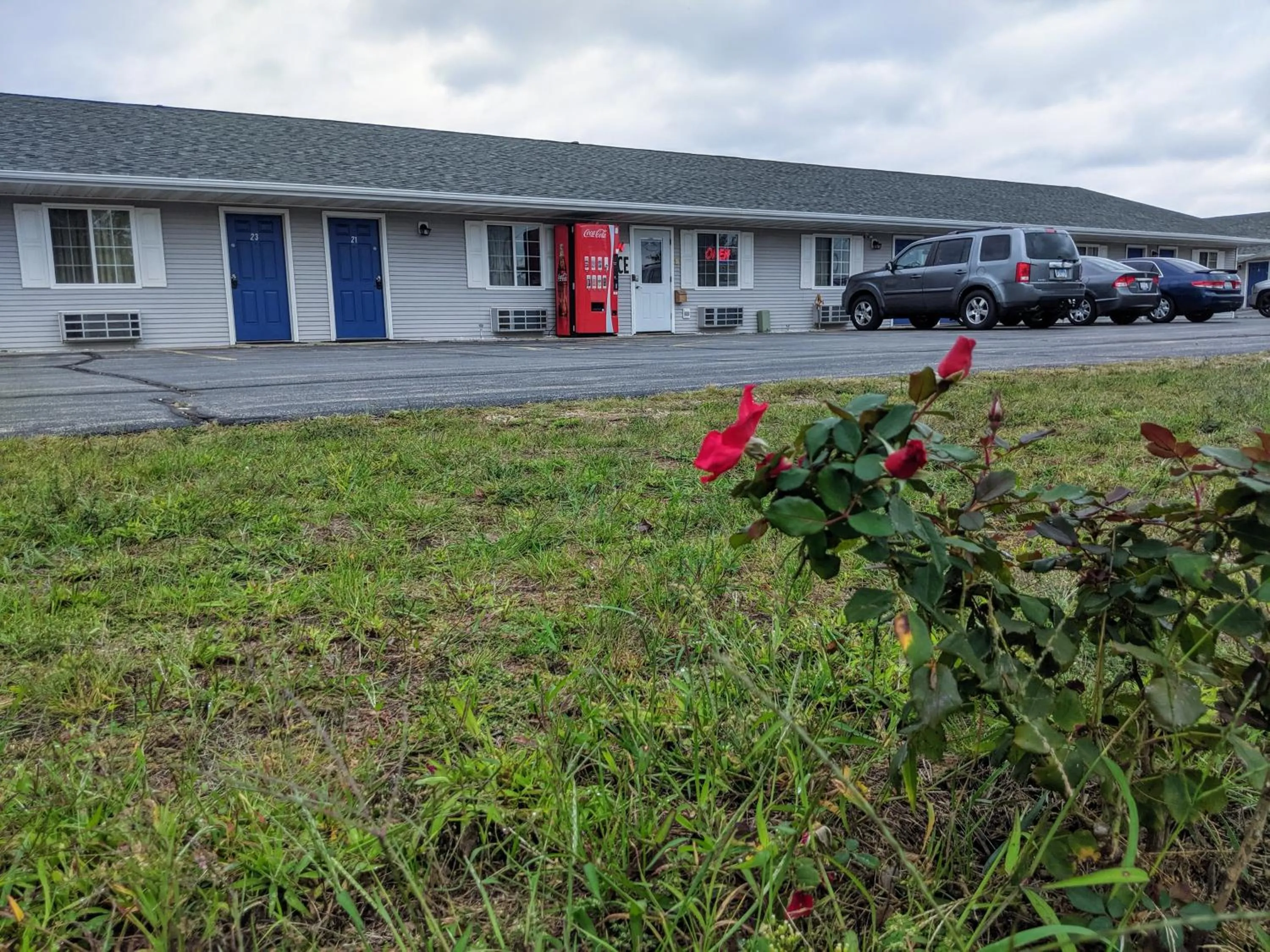 Property building in Knights Inn - Thomson, IL