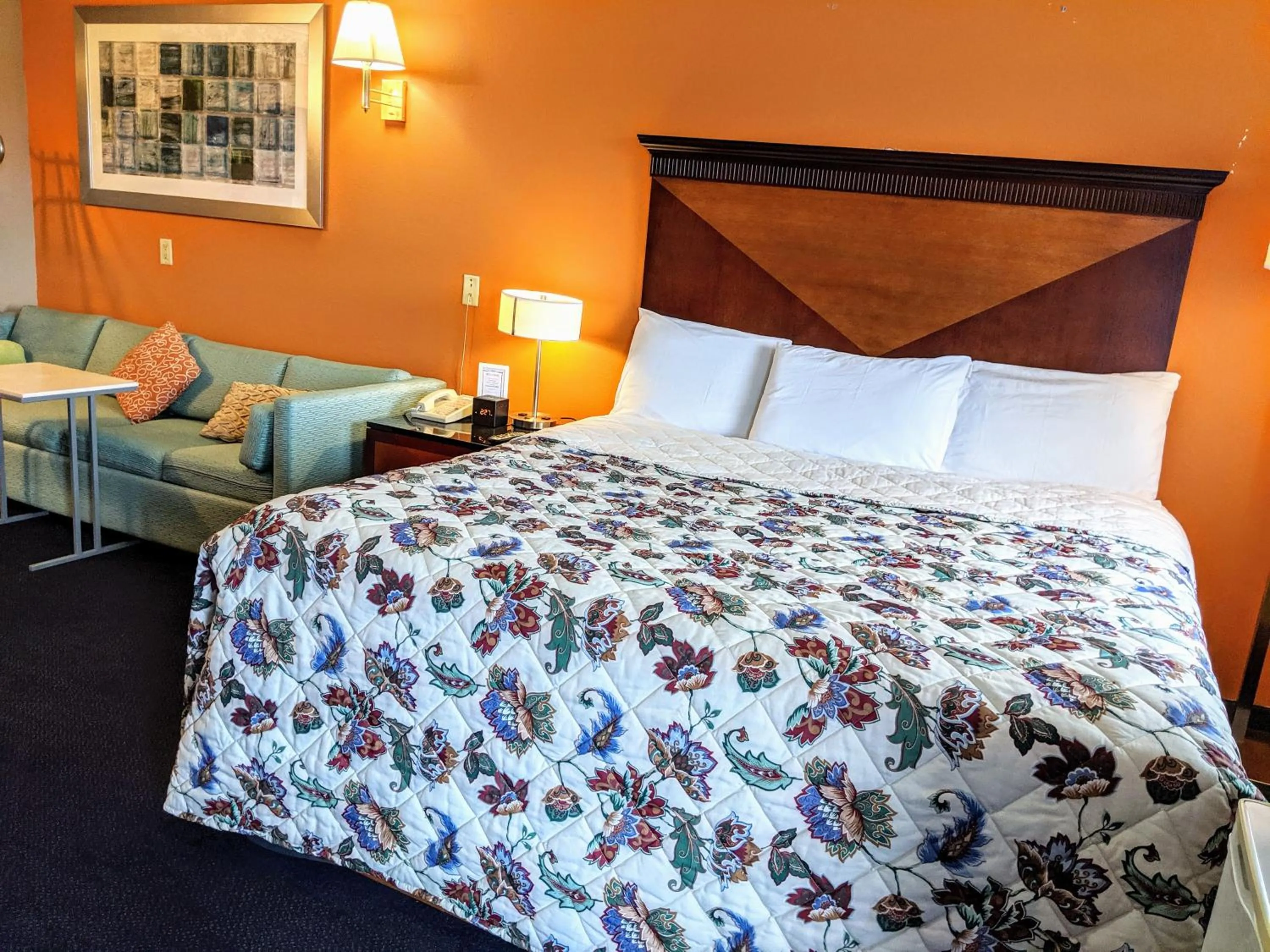 Bed in Knights Inn - Thomson, IL